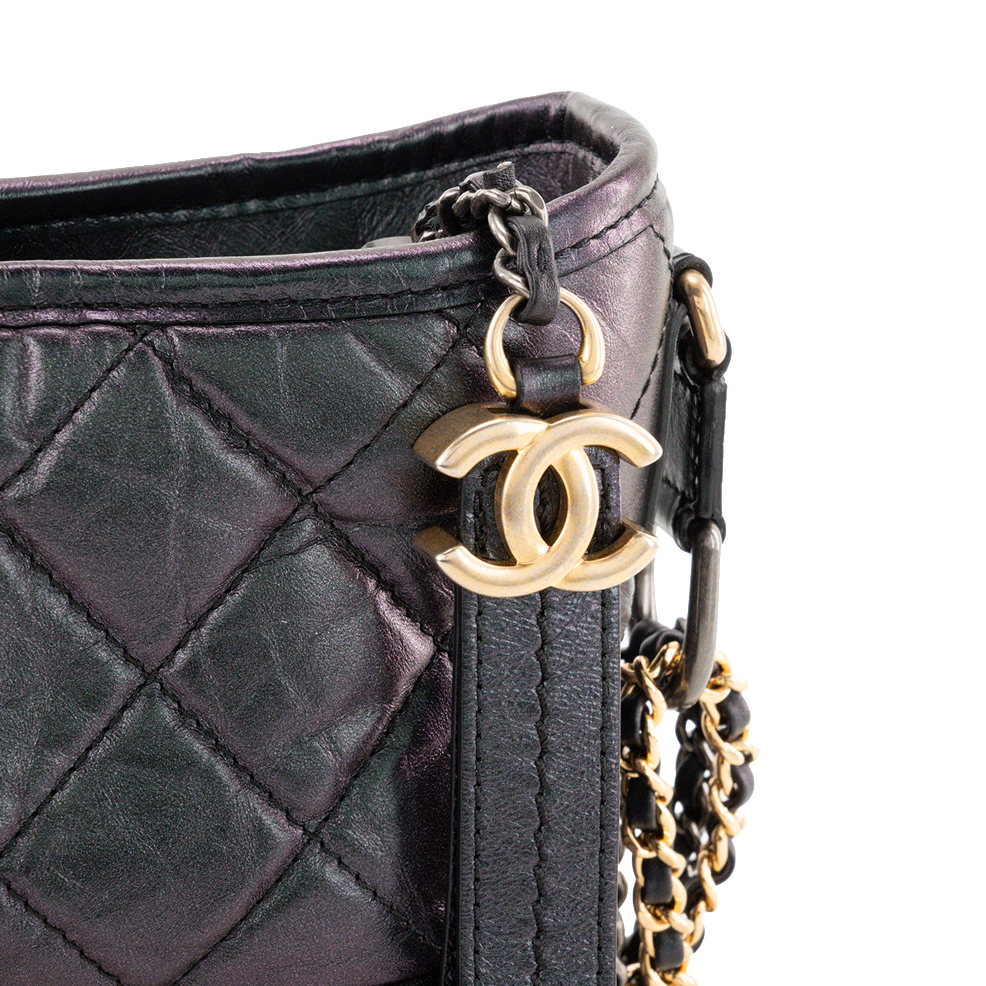 CHANEL - Sac à bandoulière Gabrielle mini Chanel en cuir froissé noir irisé