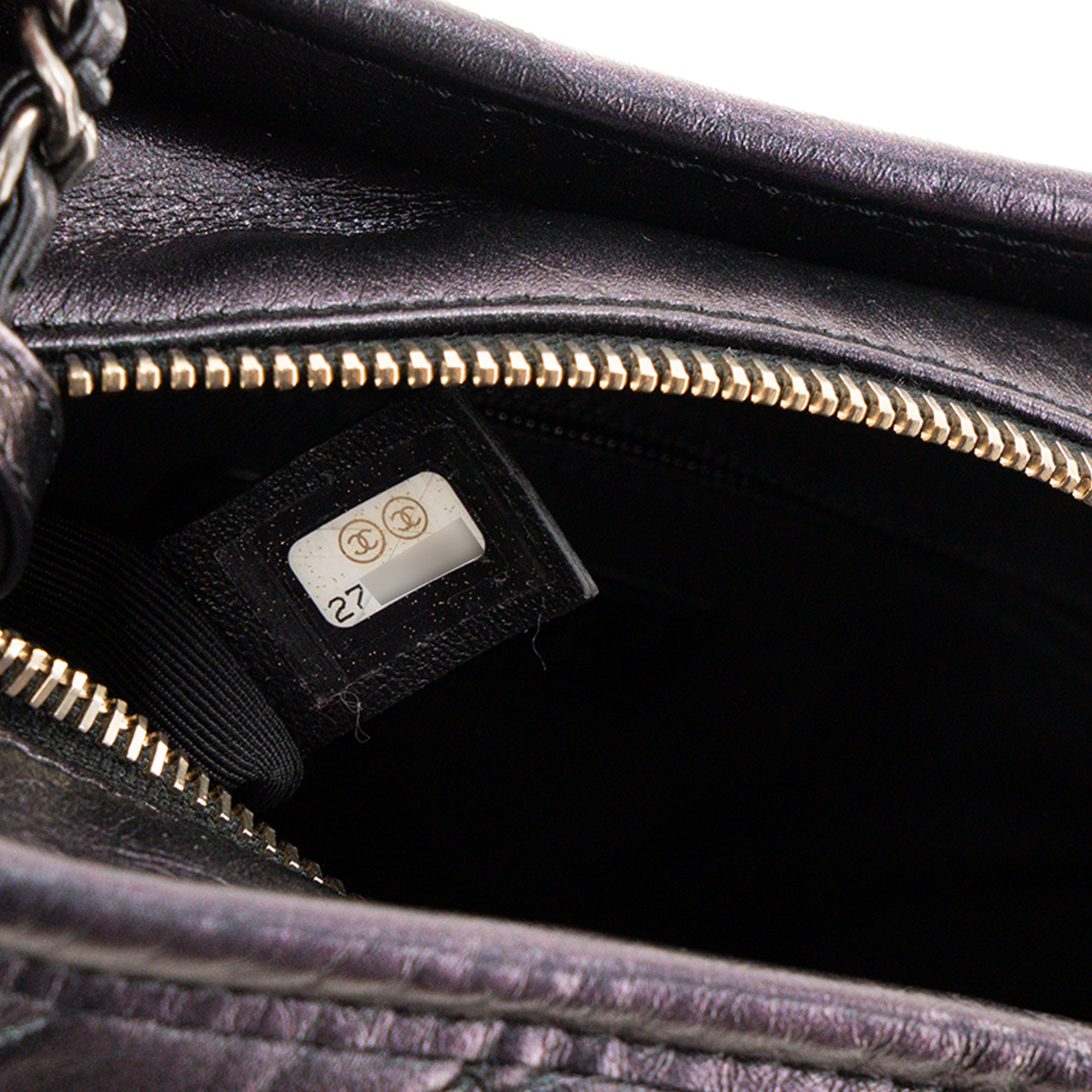 CHANEL - Sac à bandoulière Gabrielle mini Chanel en cuir froissé noir irisé