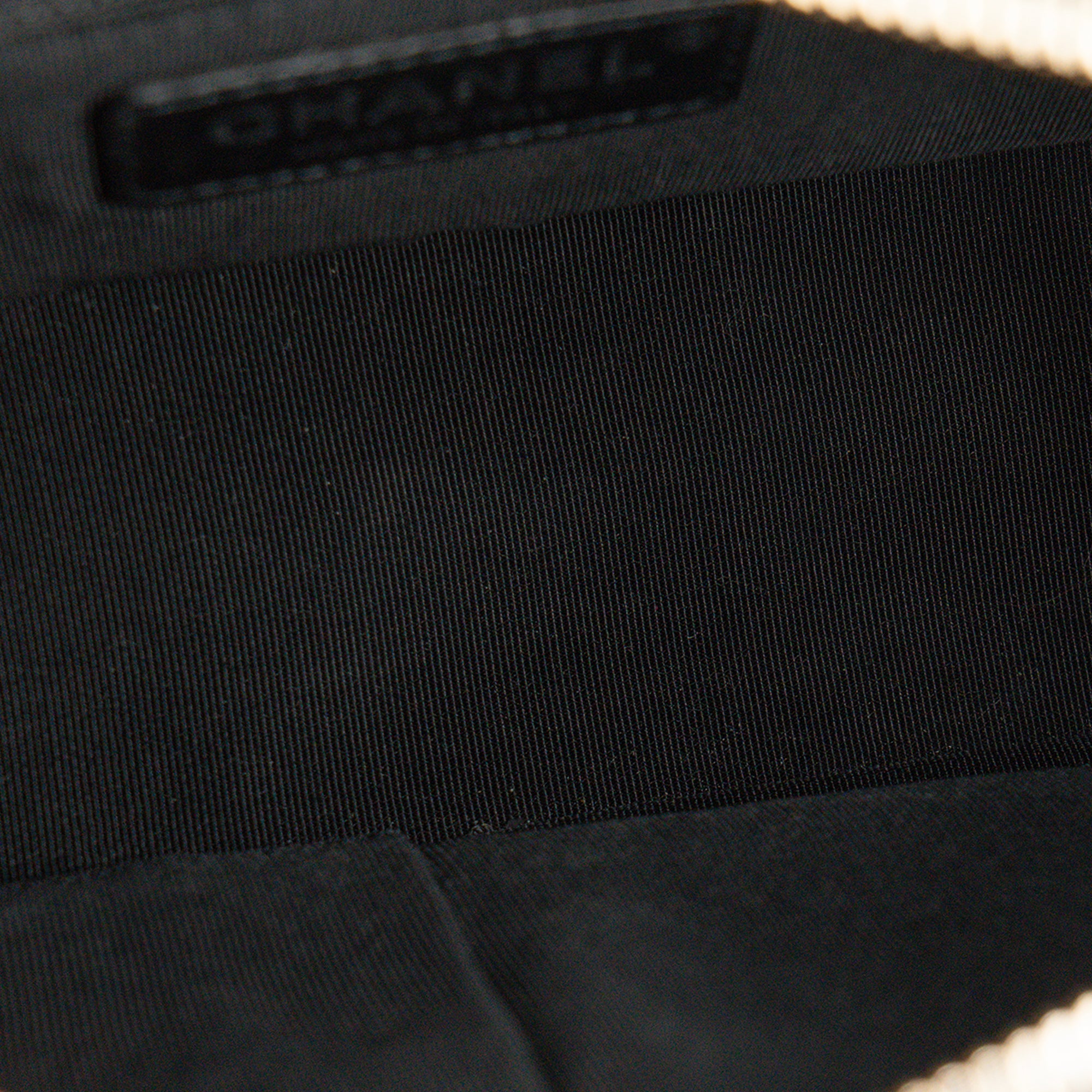 CHANEL - Sac à bandoulière Gabrielle mini Chanel en cuir froissé noir irisé