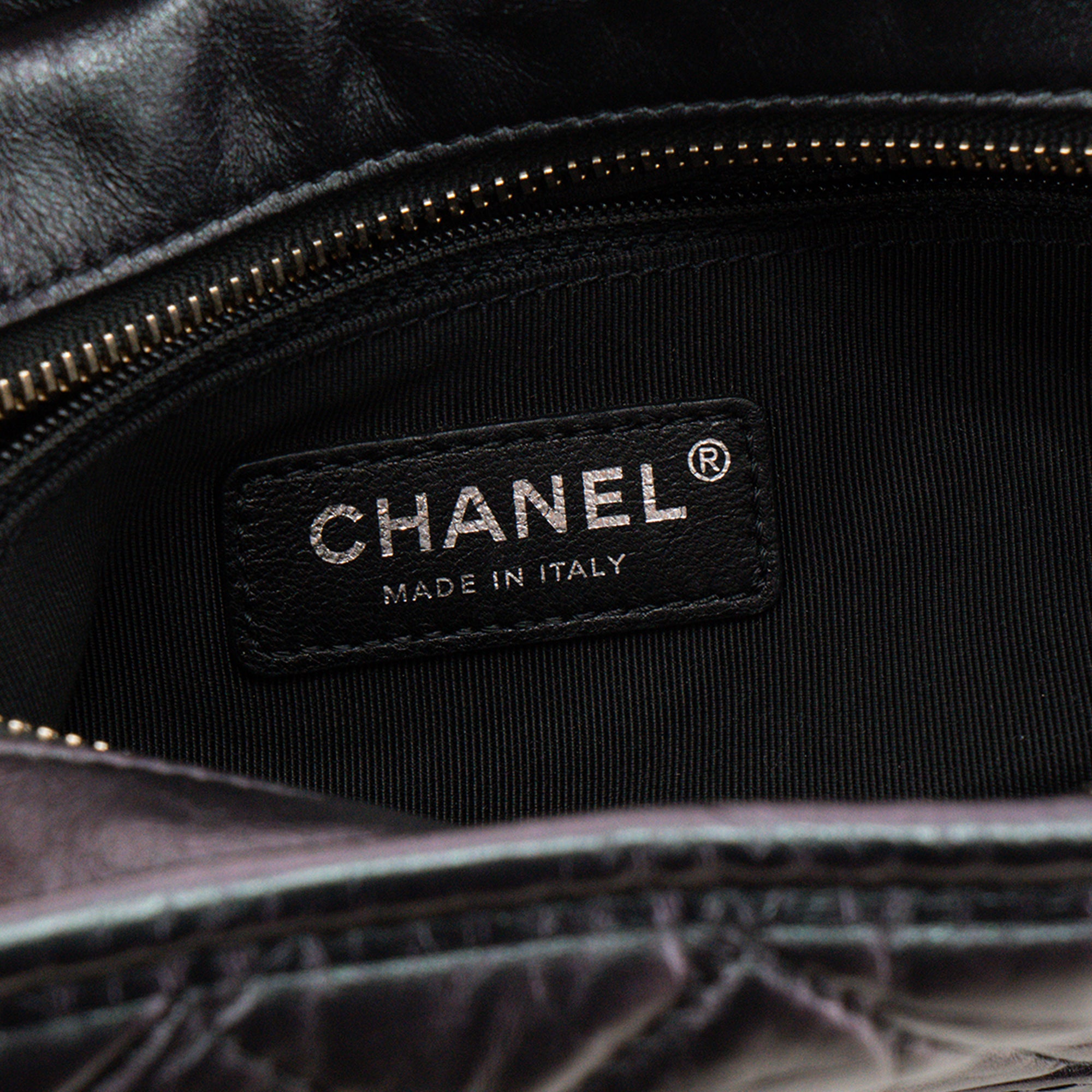 CHANEL - Sac à bandoulière Gabrielle mini Chanel en cuir froissé noir irisé