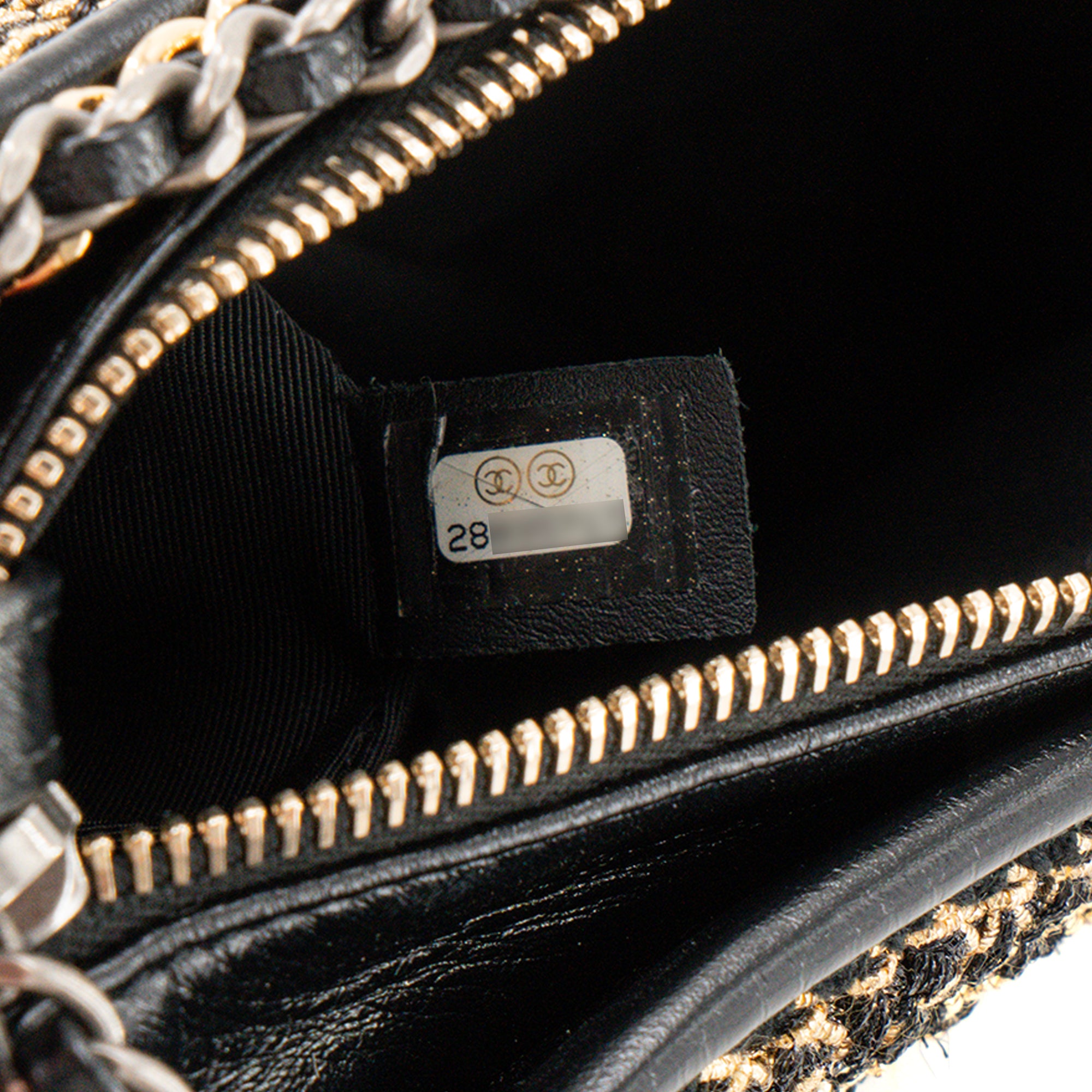 CHANEL - Sac à bandoulière Gabrielle mini Chanel en cuir noir et tweed doré