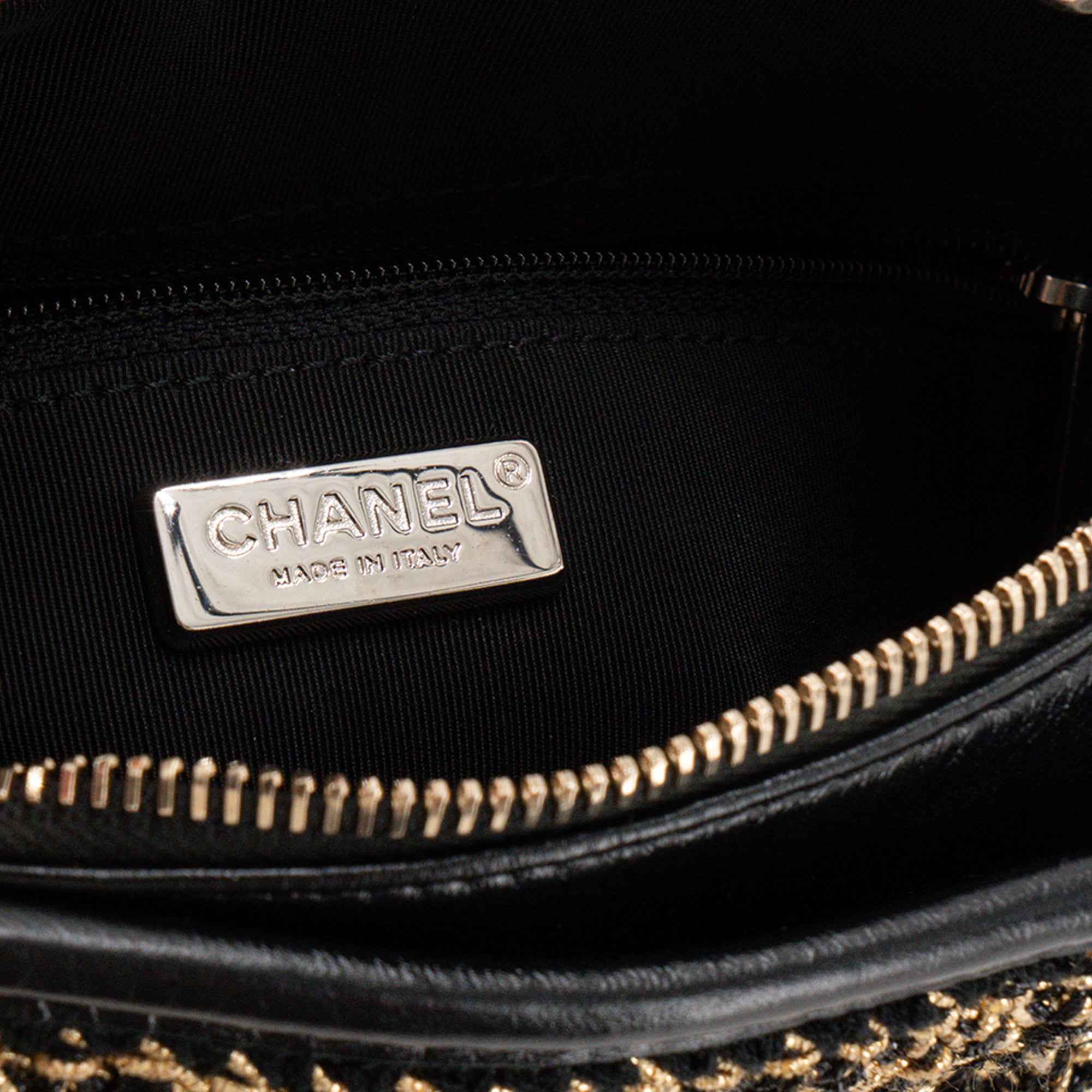 CHANEL - Sac à bandoulière Gabrielle mini Chanel en cuir noir et tweed doré