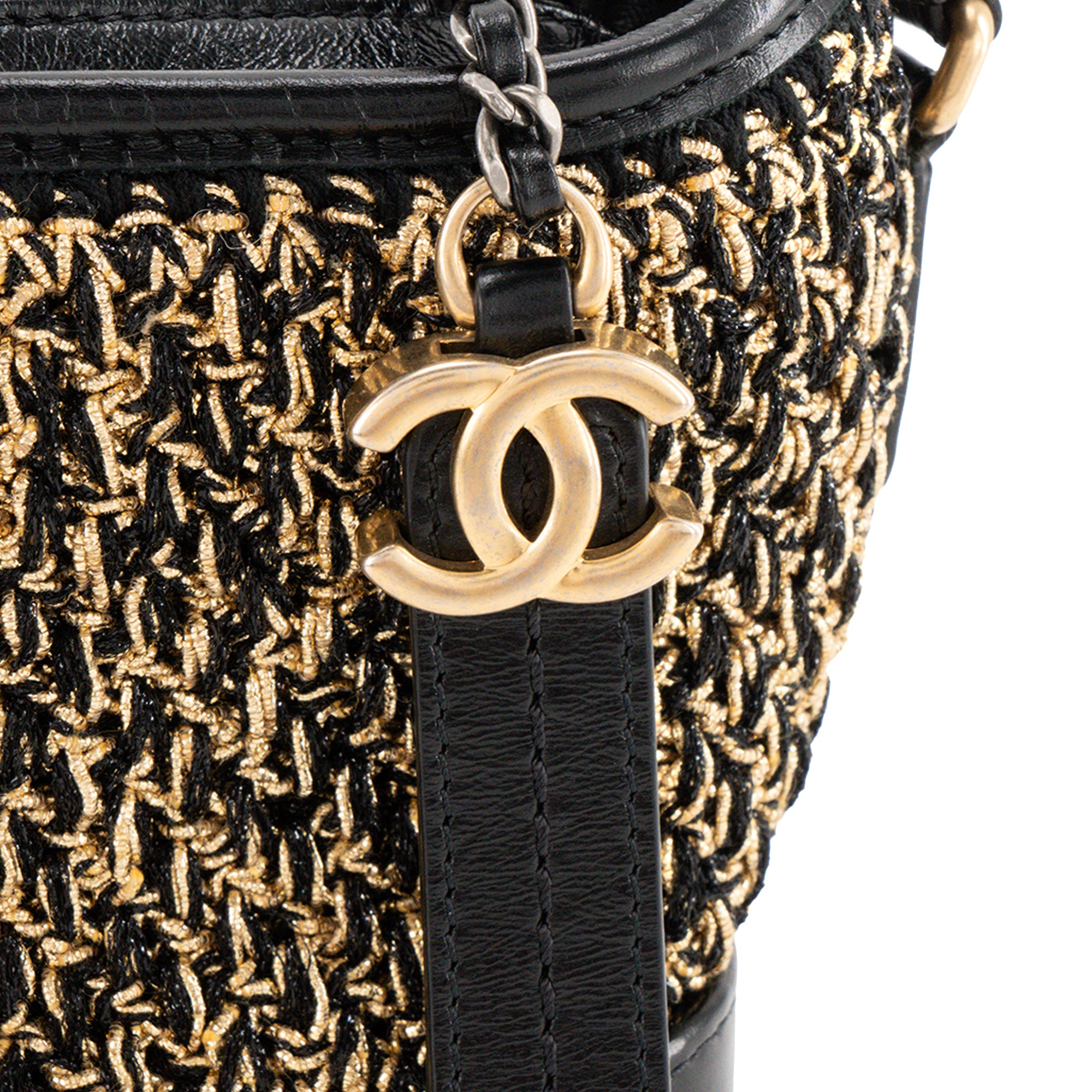 CHANEL - Sac à bandoulière Gabrielle mini Chanel en cuir noir et tweed doré
