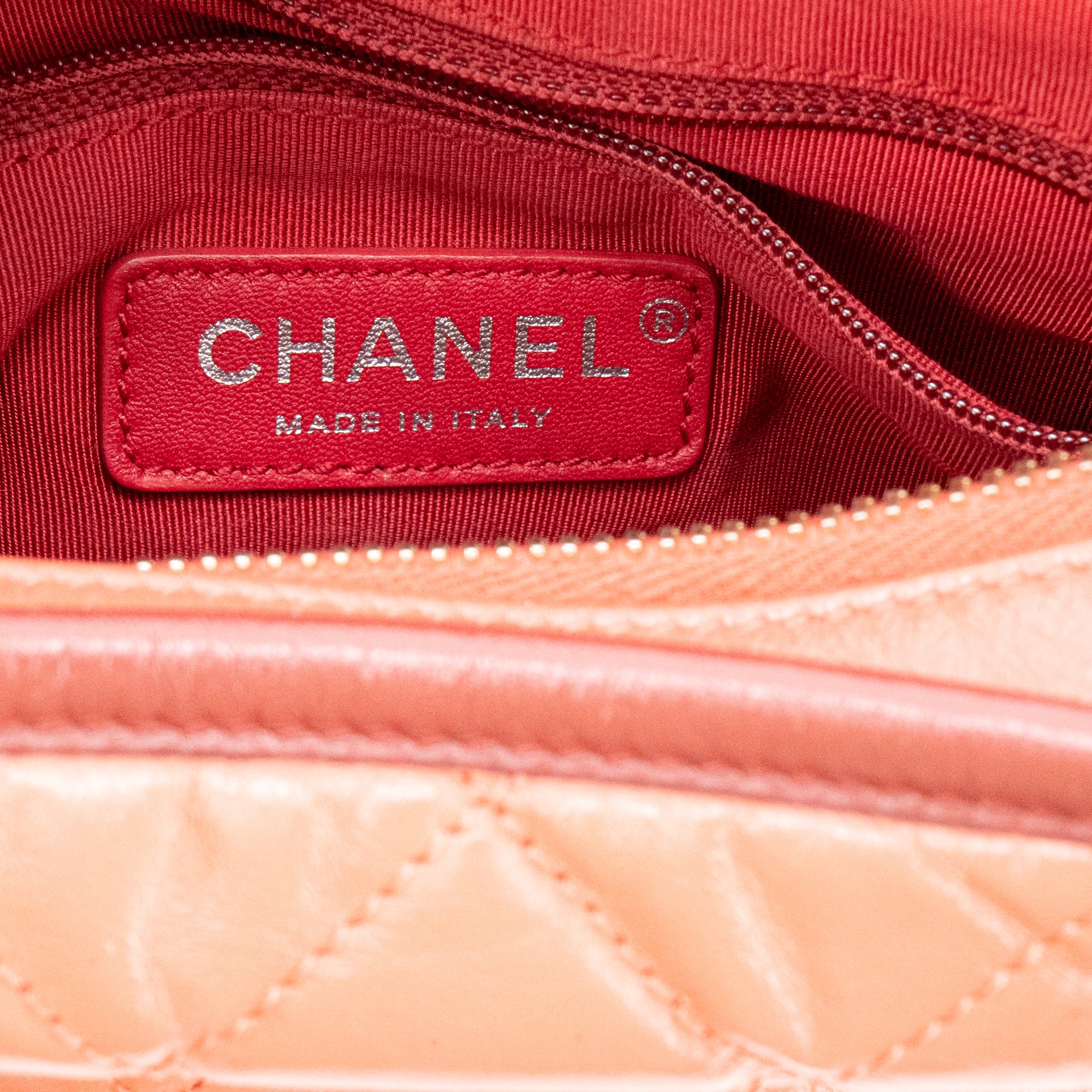 CHANEL - Sac à bandoulière Gabrielle mini Chanel en cuir rose et bordeaux