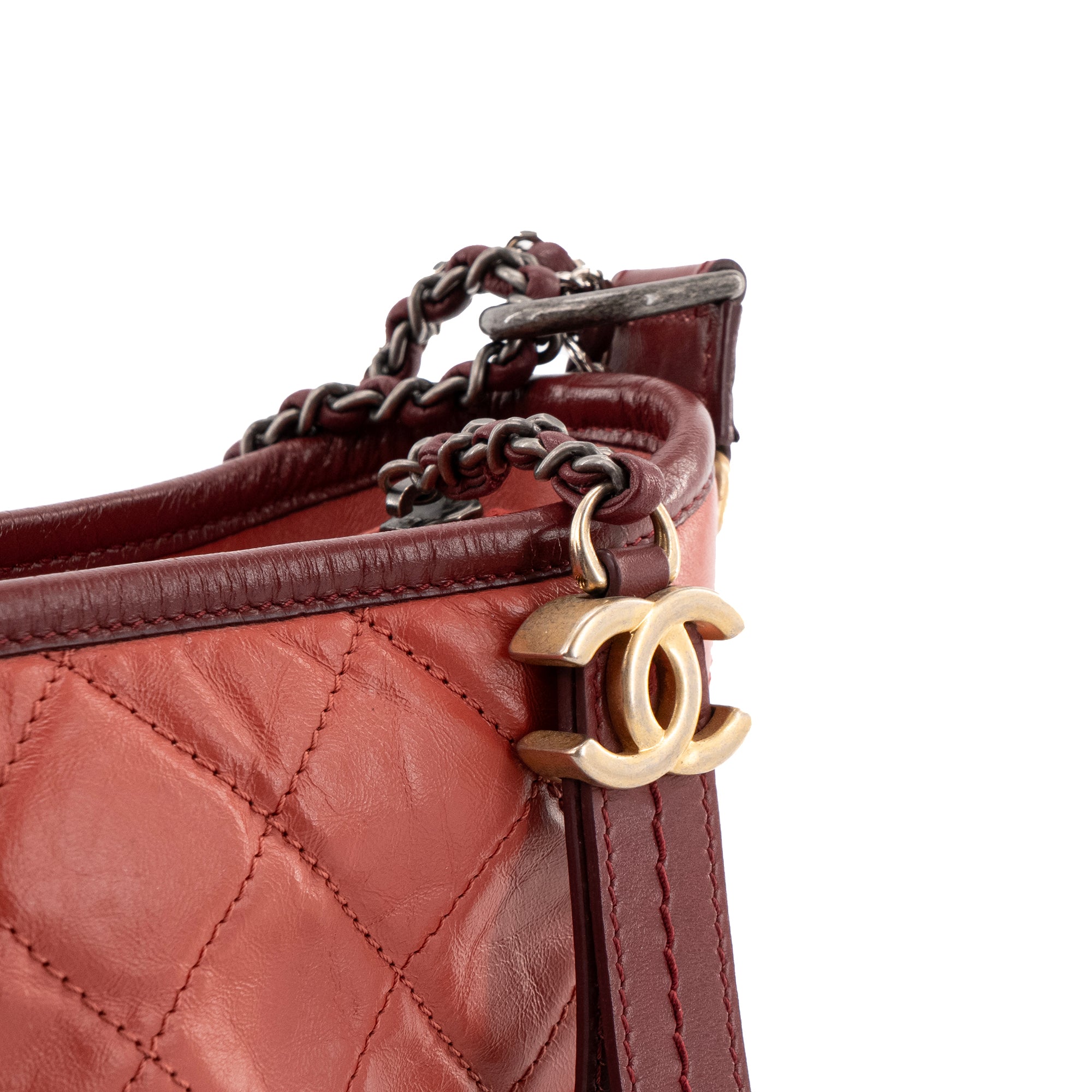 CHANEL - Sac à bandoulière Gabrielle mini Chanel en cuir rose et bordeaux