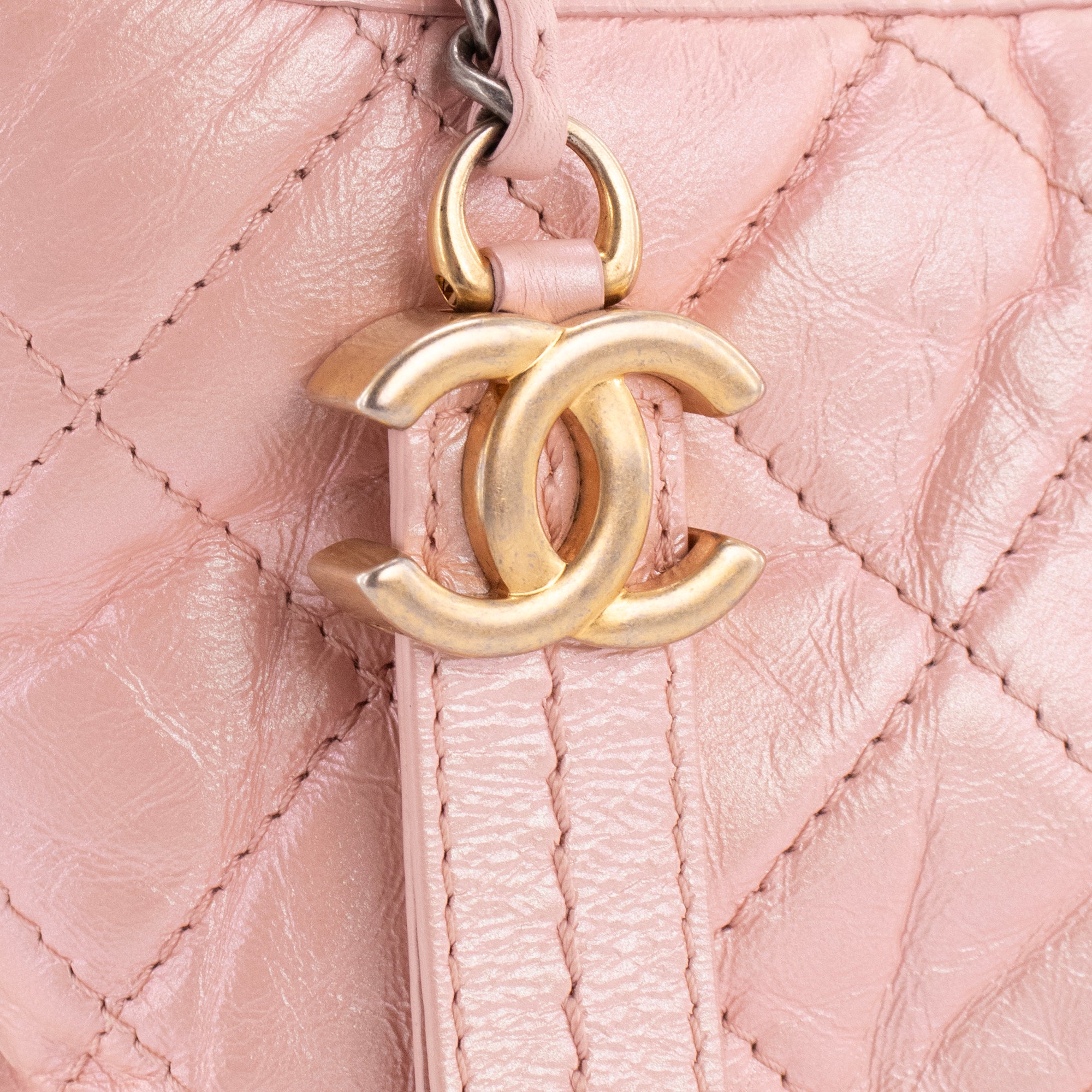 CHANEL - Sac à bandoulière Gabrielle mini Chanel en cuir rose irisé édition limitée
