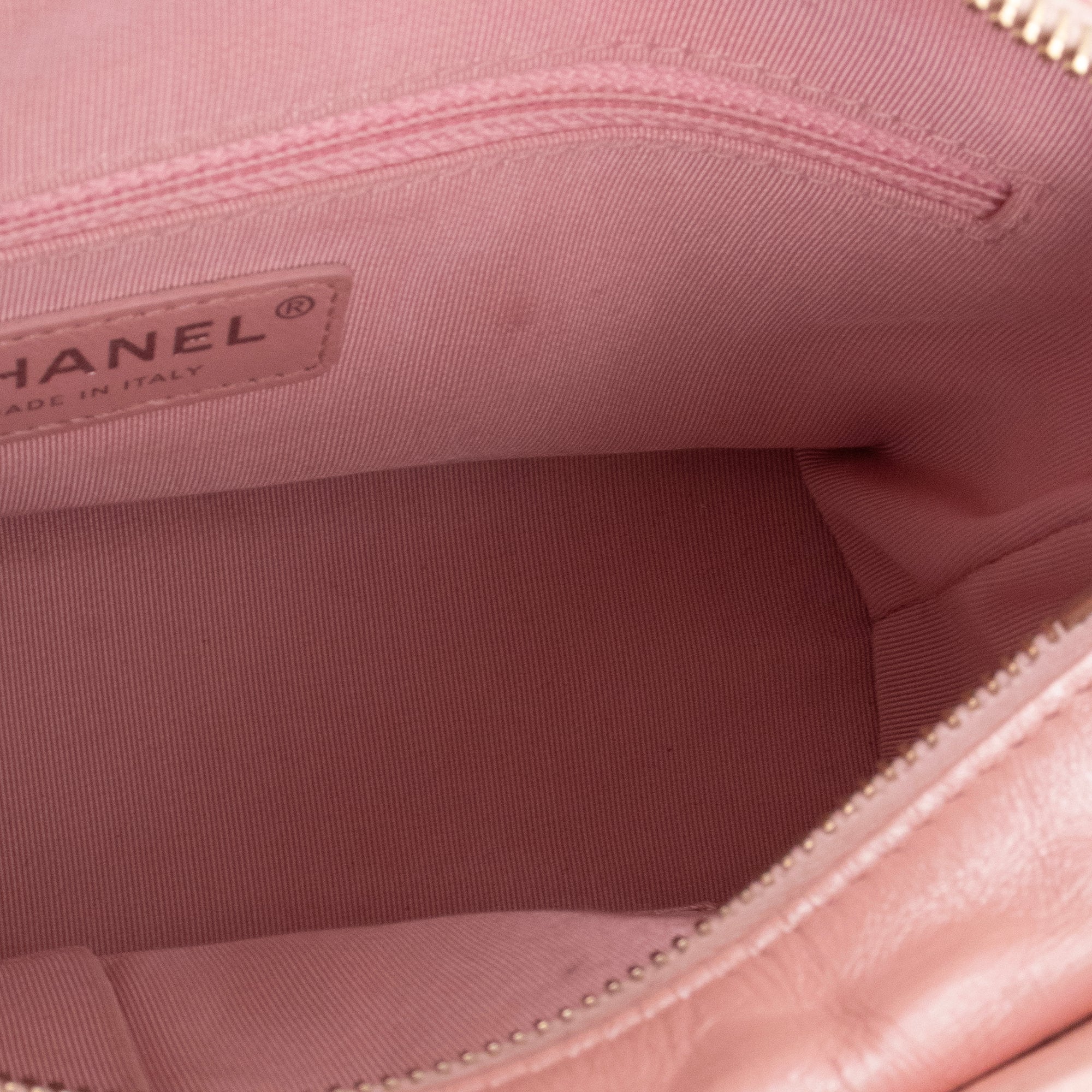 CHANEL - Sac à bandoulière Gabrielle mini Chanel en cuir rose irisé édition limitée
