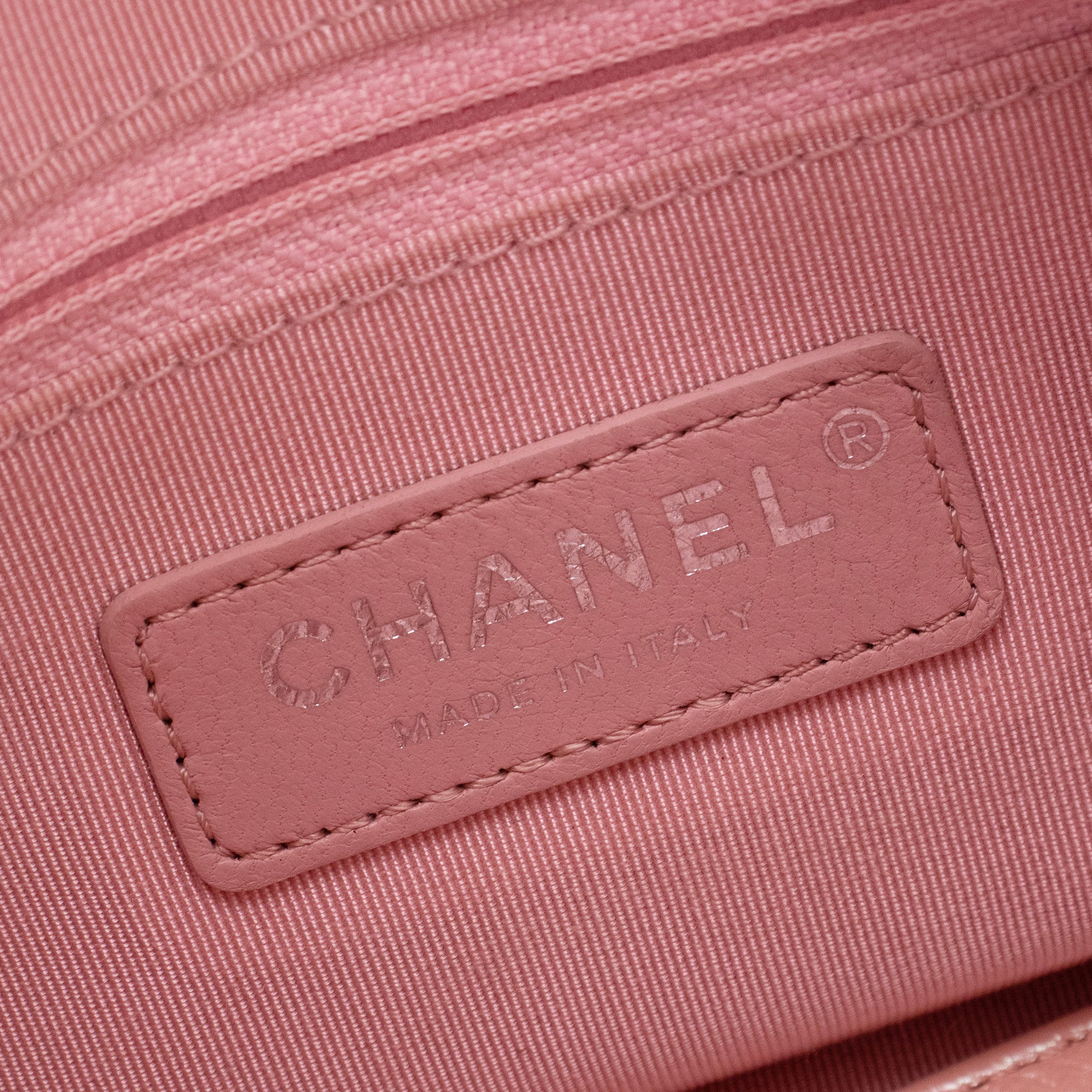 CHANEL - Sac à bandoulière Gabrielle mini Chanel en cuir rose irisé édition limitée