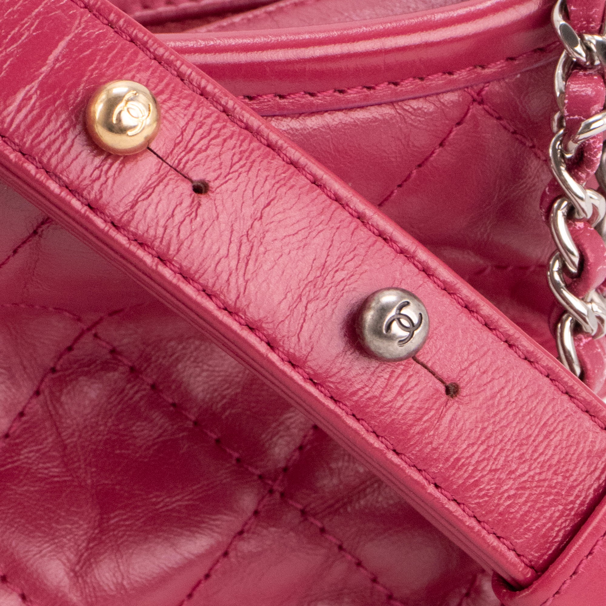 CHANEL - Sac à bandoulière Gabrielle mini Chanel en cuir violet
