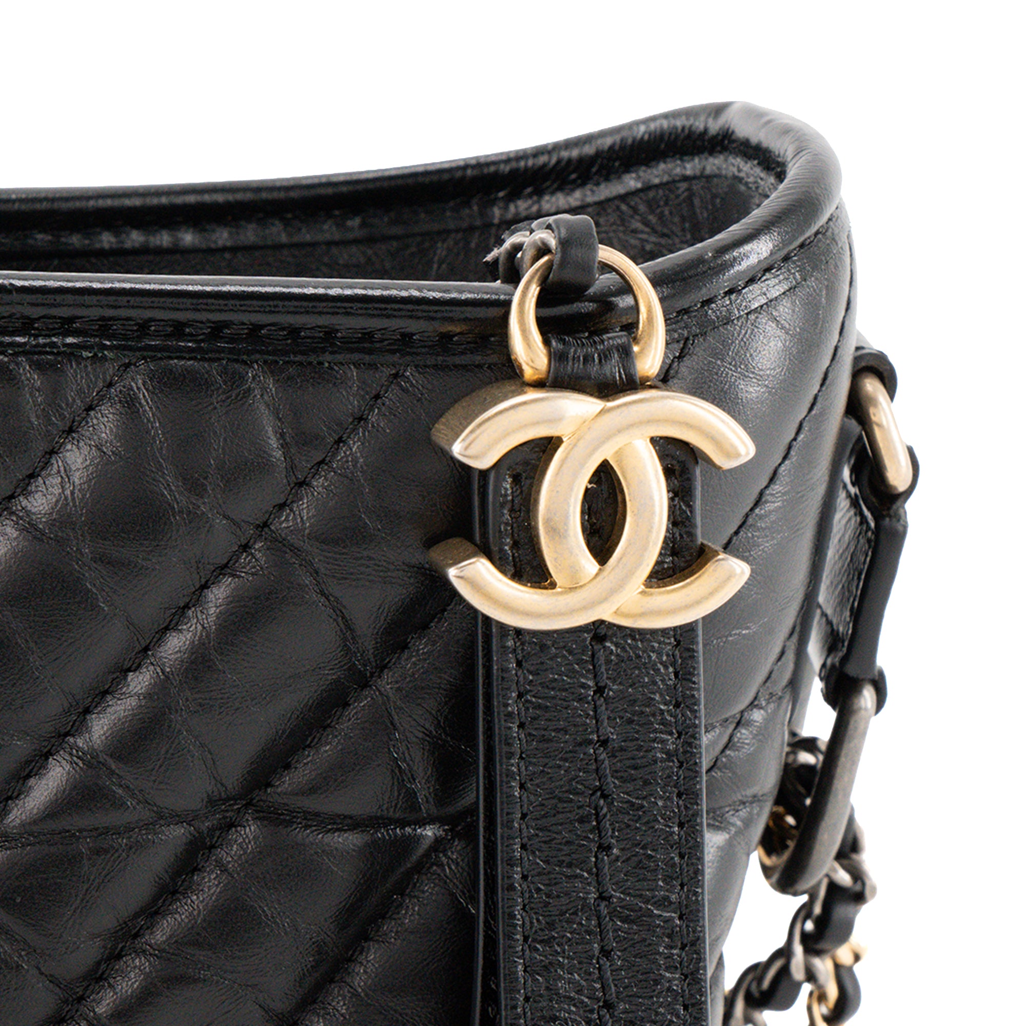 CHANEL - Sac à bandoulière Gabrielle mini chevron Chanel en cuir froissé noir