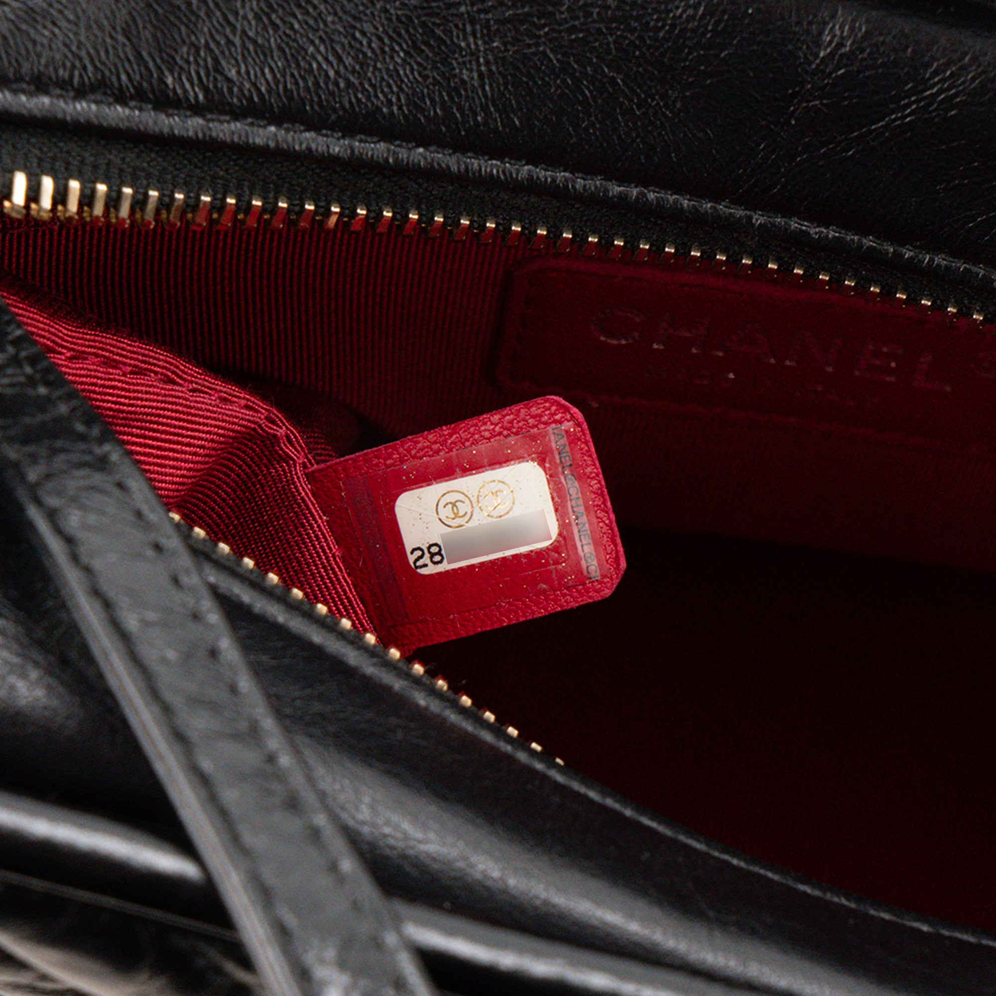 CHANEL - Sac à bandoulière Gabrielle mini chevron Chanel en cuir froissé noir