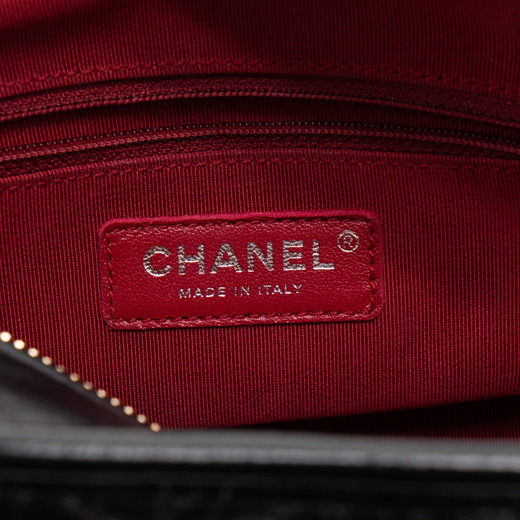 CHANEL - Sac à bandoulière Gabrielle mini chevron Chanel en cuir froissé noir
