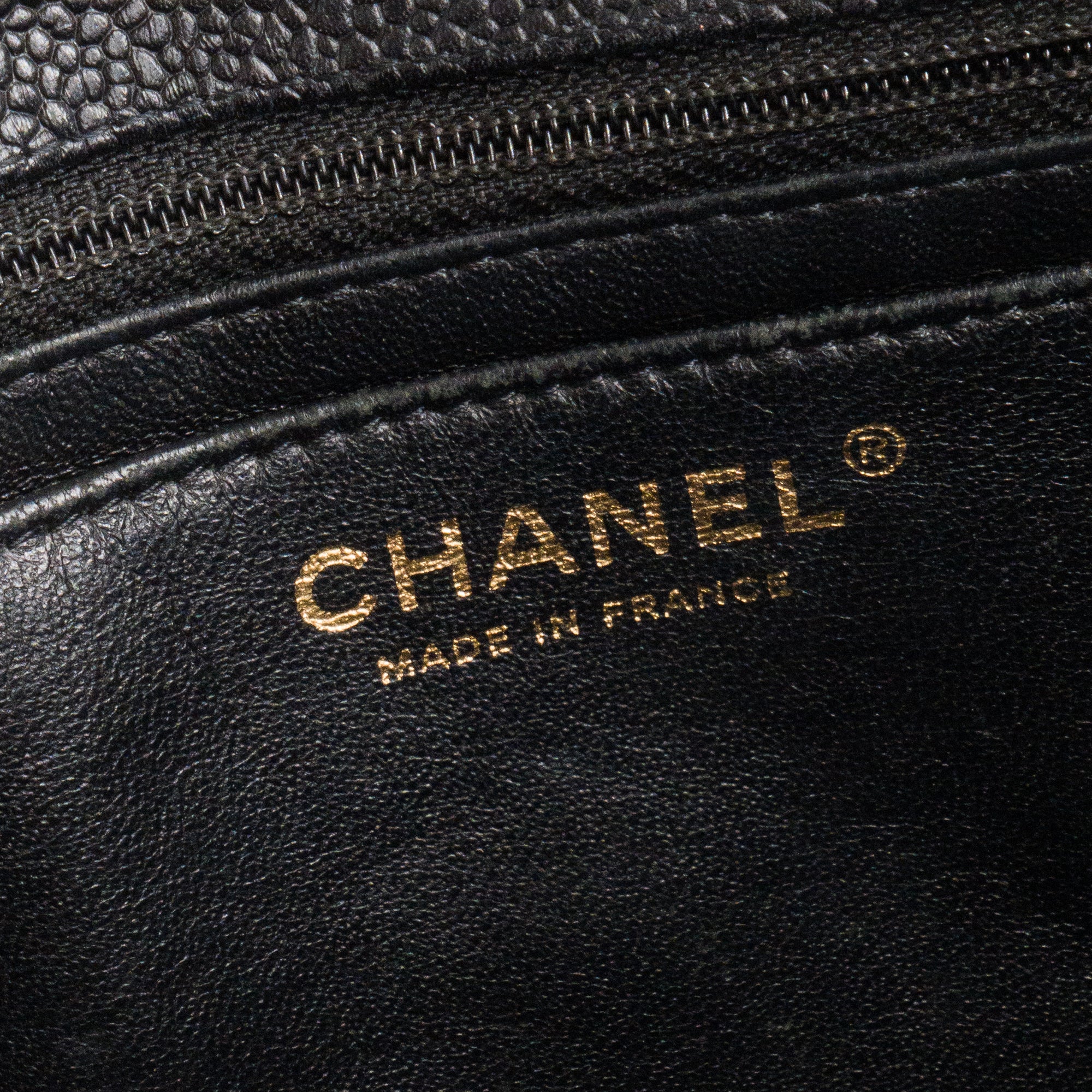 CHANEL - Sac à bandoulière Classique/Timeless Jumbo Chanel en cuir caviar noir
