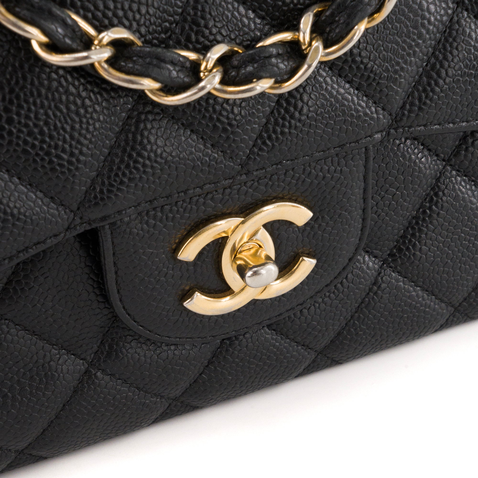 CHANEL - Sac à bandoulière Classique/Timeless Jumbo Chanel en cuir caviar noir