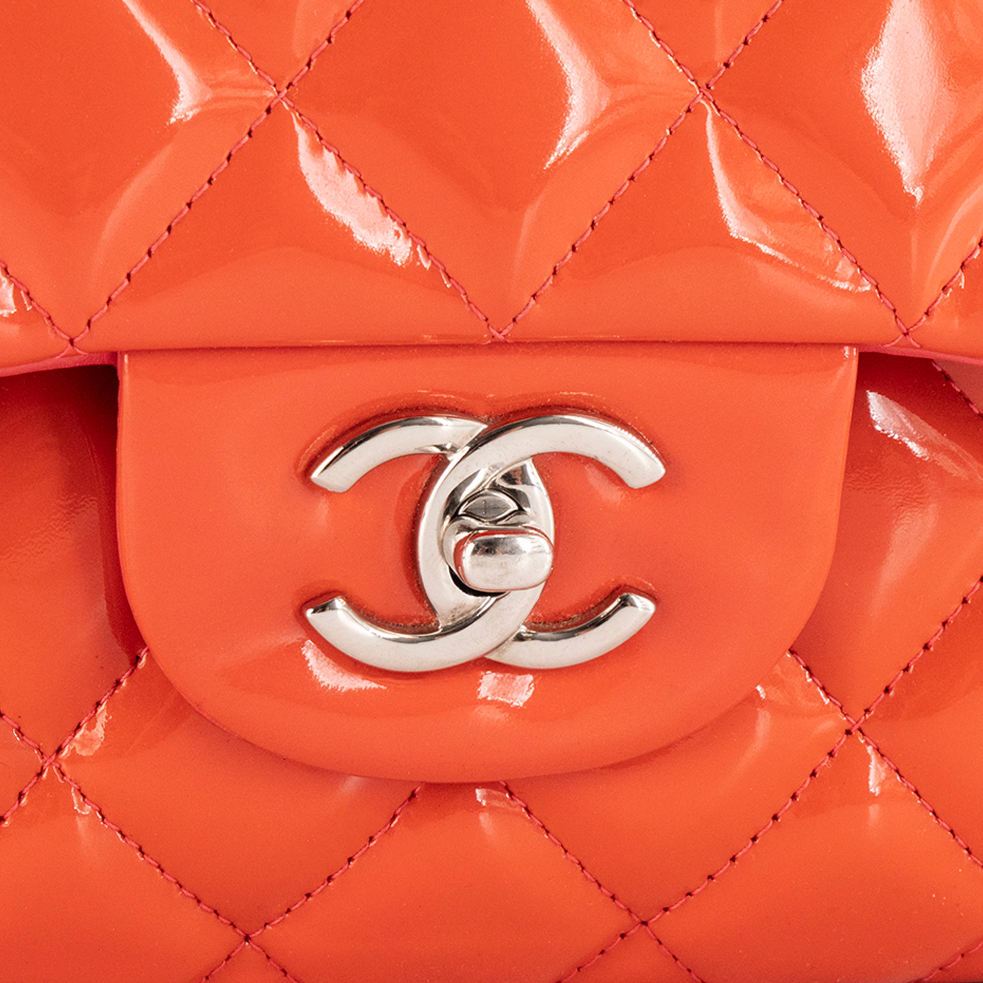 CHANEL - Sac à bandoulière Jumbo Classique/Timeless Chanel en cuir verni orange