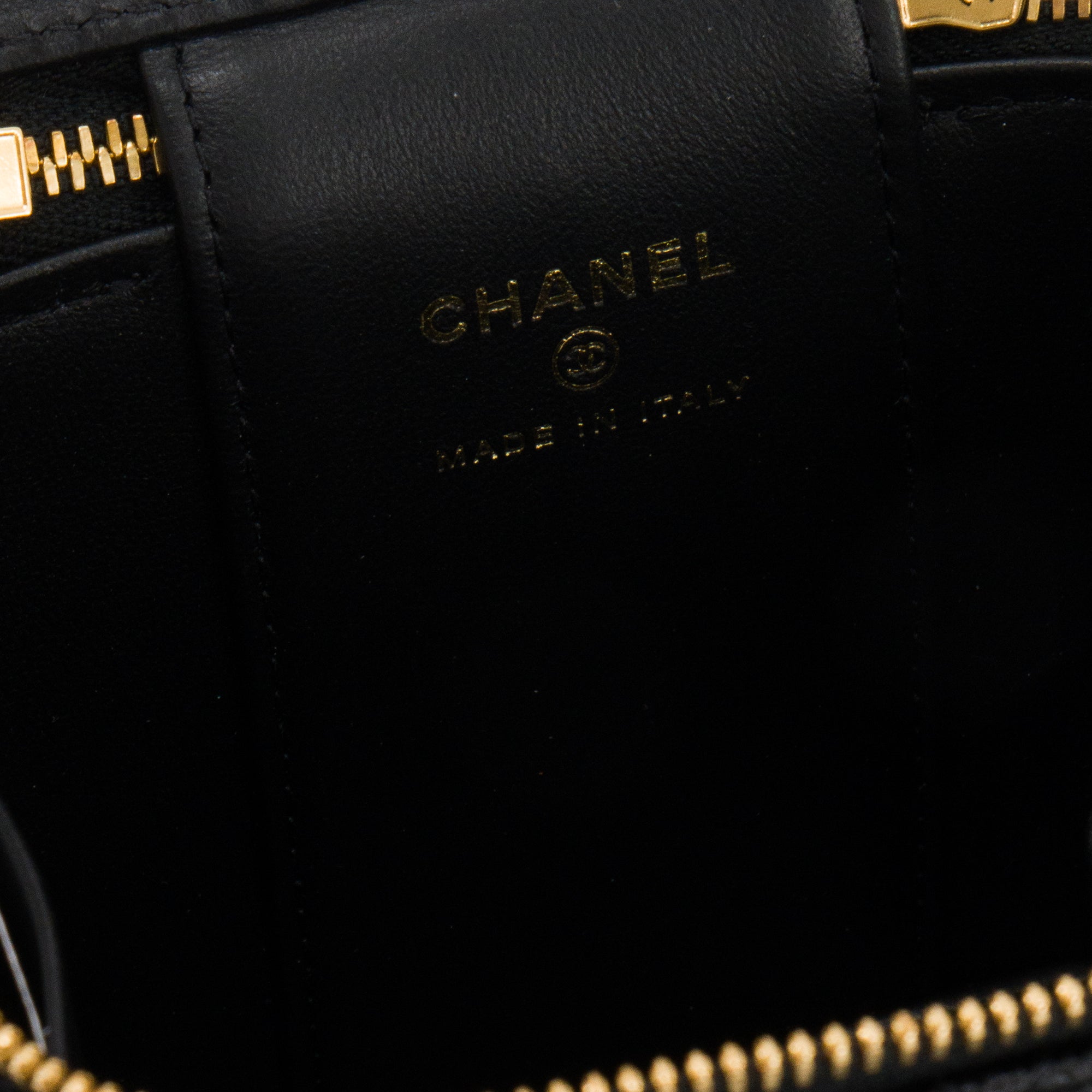CHANEL - Sac à bandoulière Micro Vanity Cargo Chanel en cuir grainé noir