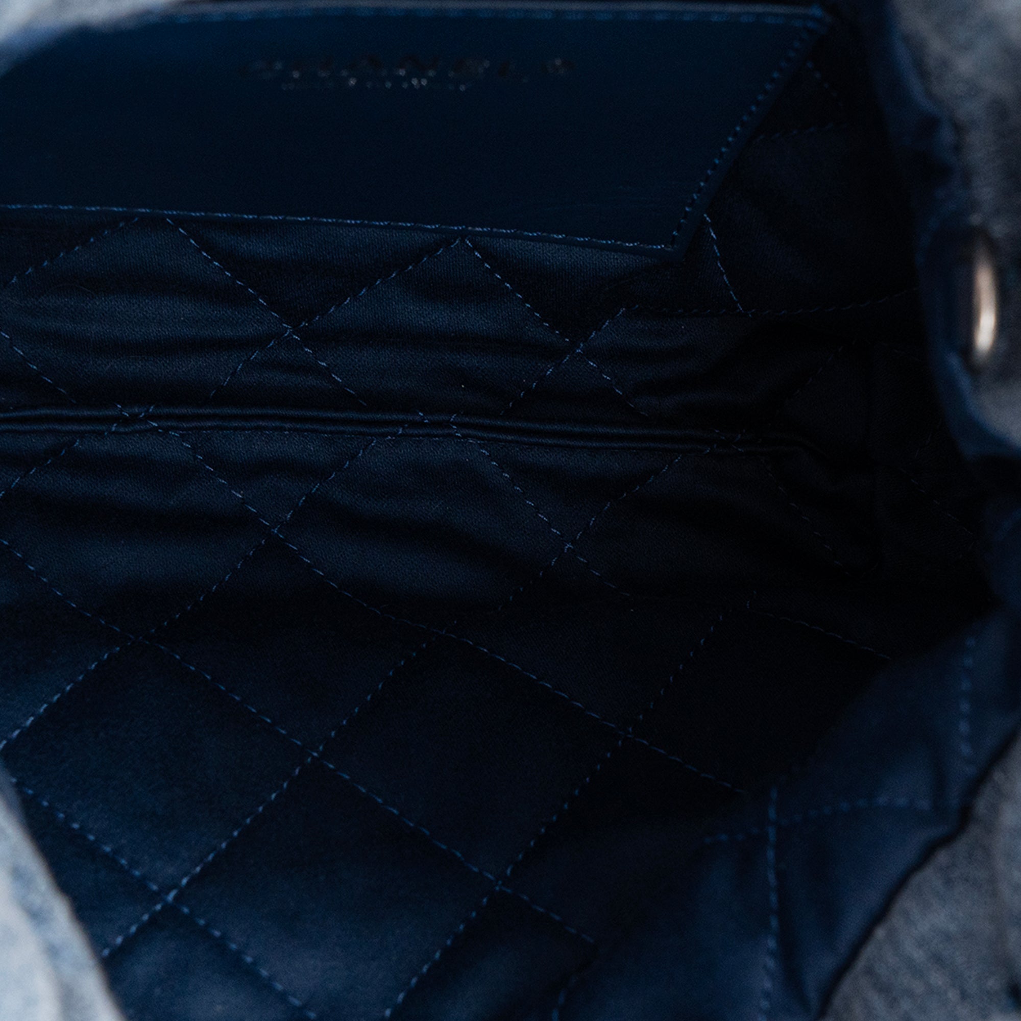 CHANEL - Sac à bandoulière Mini 22 Chanel en denim bleu et studs