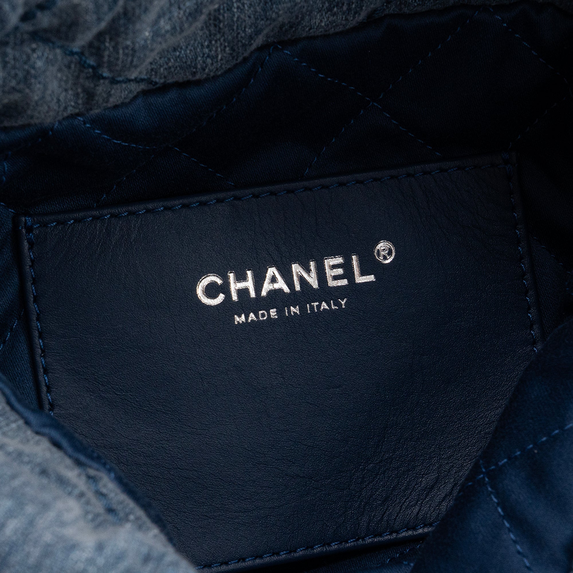 CHANEL - Sac à bandoulière Mini 22 Chanel en denim bleu et studs