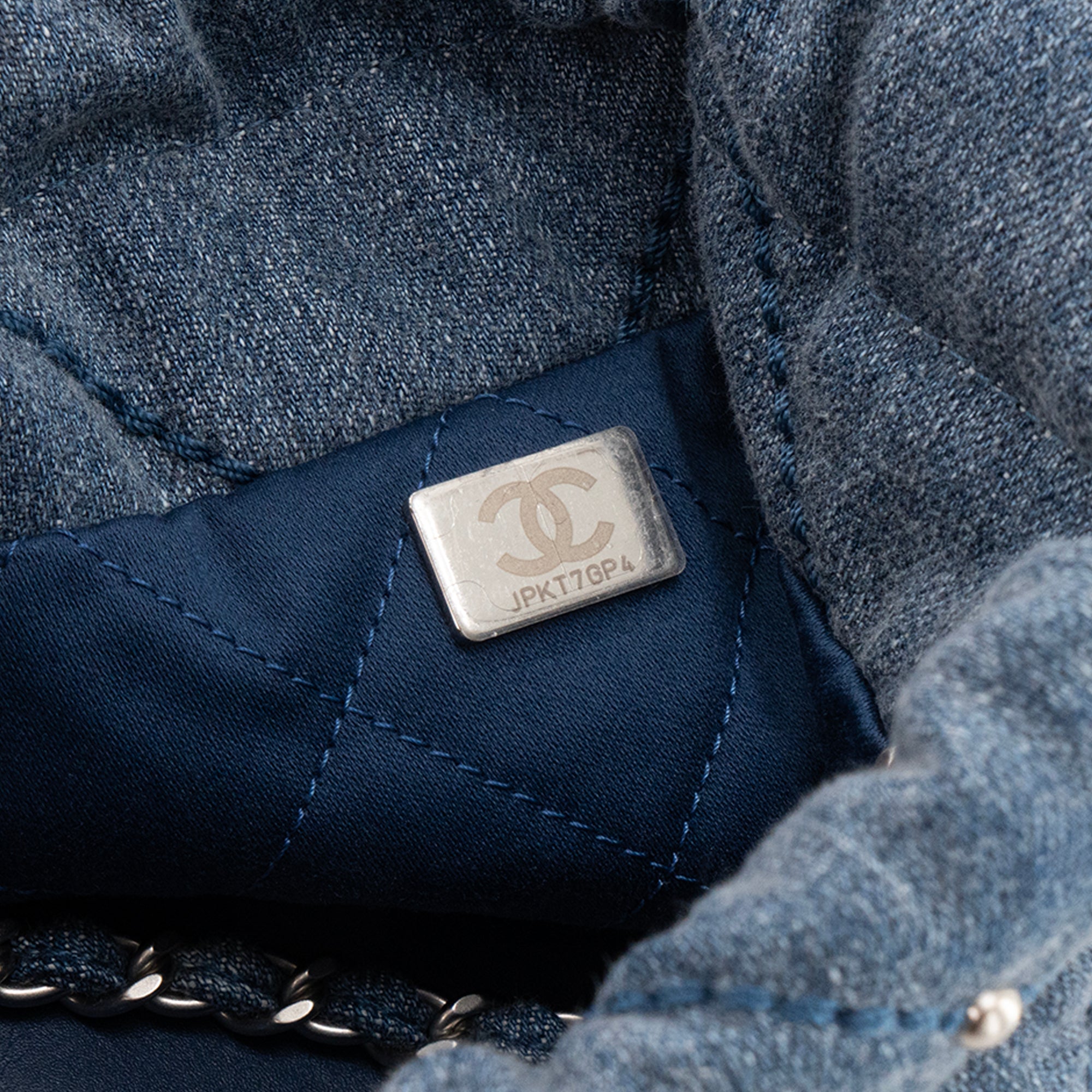 CHANEL - Sac à bandoulière Mini 22 Chanel en denim bleu et studs