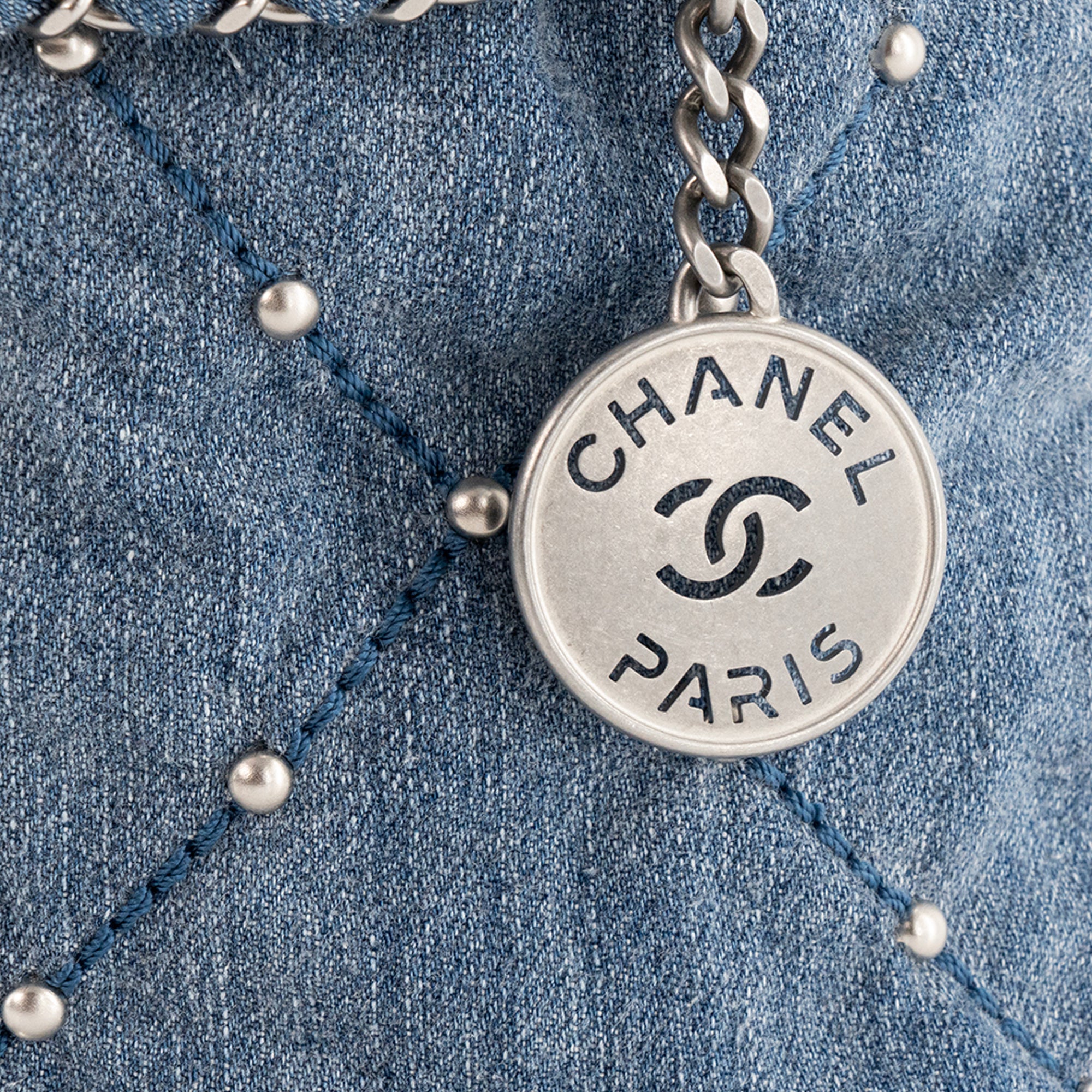 CHANEL - Sac à bandoulière Mini 22 Chanel en denim bleu et studs