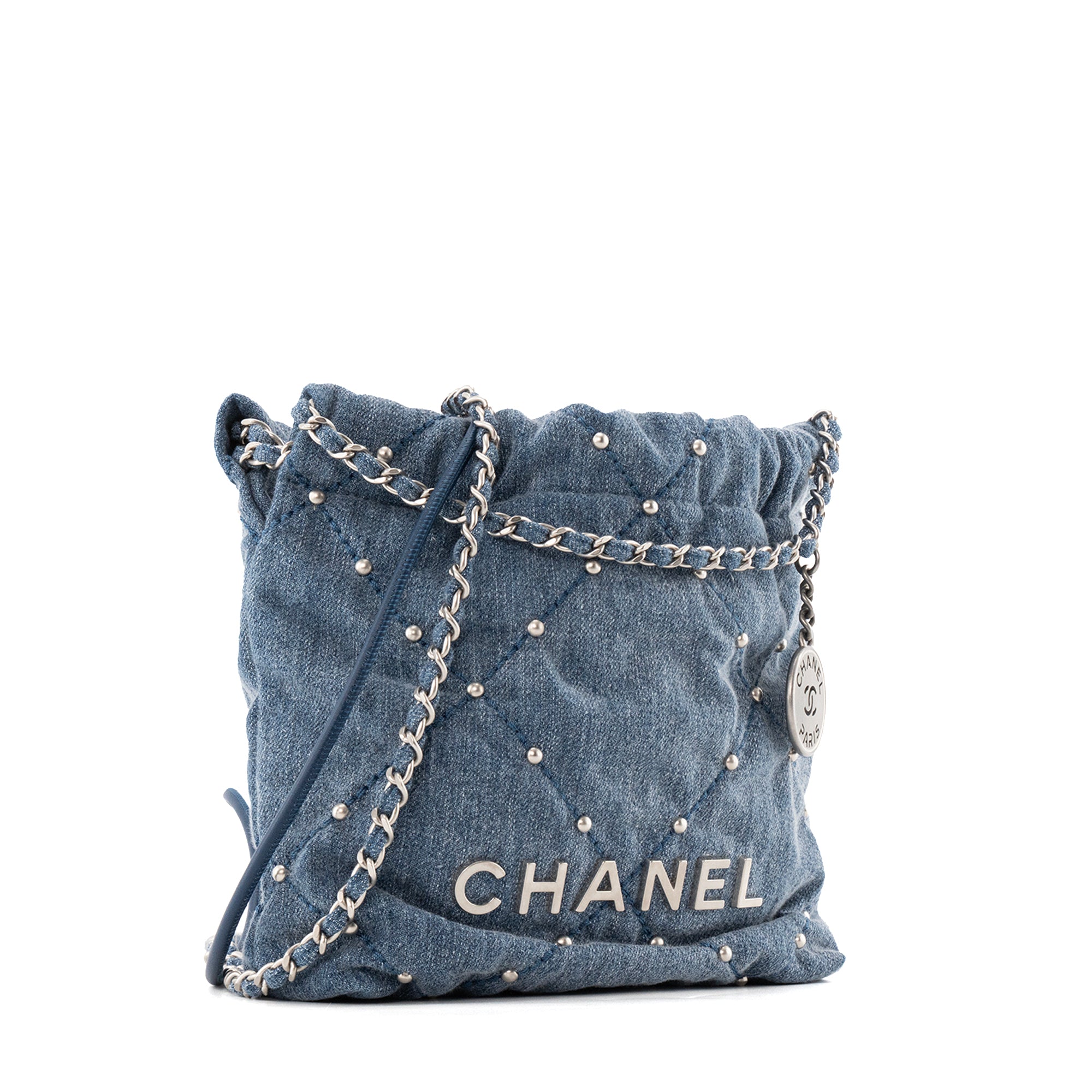 CHANEL - Sac à bandoulière Mini 22 Chanel en denim bleu et studs