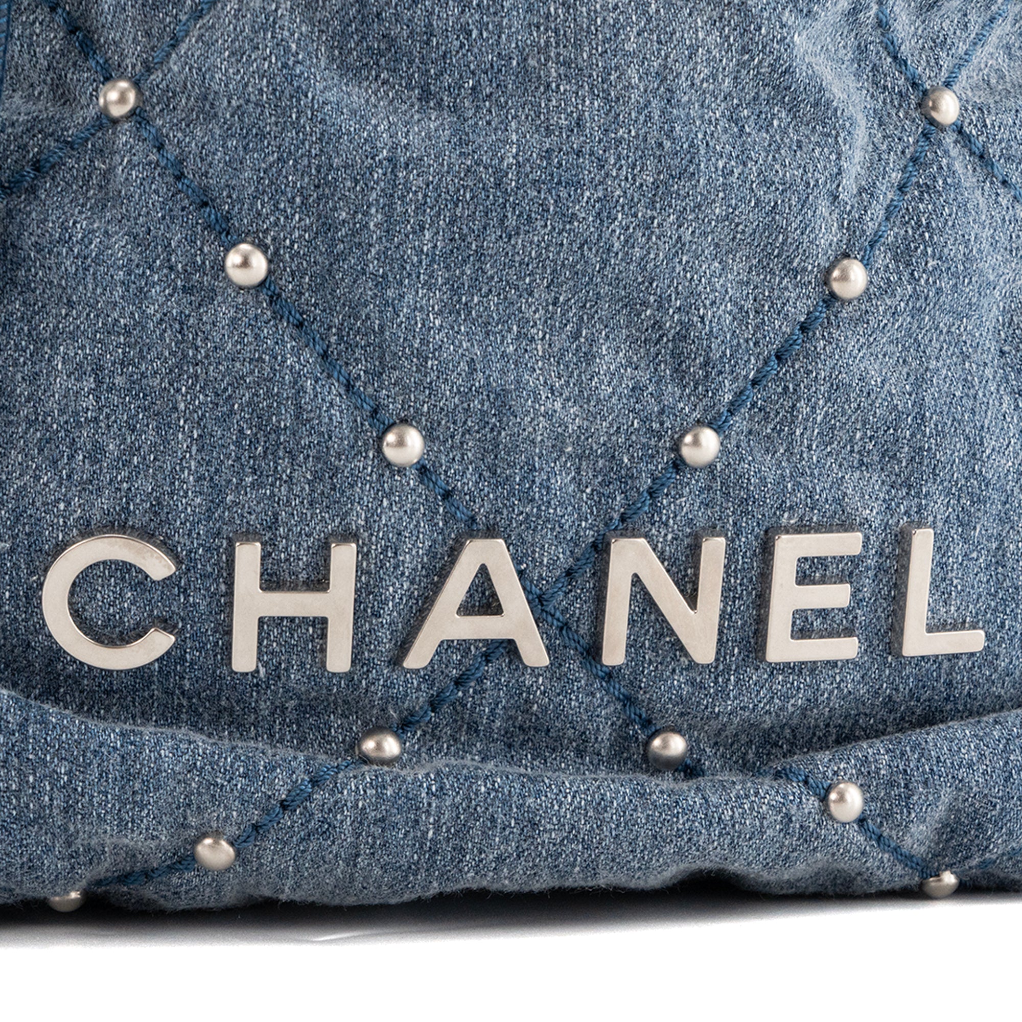 CHANEL - Sac à bandoulière Mini 22 Chanel en denim bleu et studs