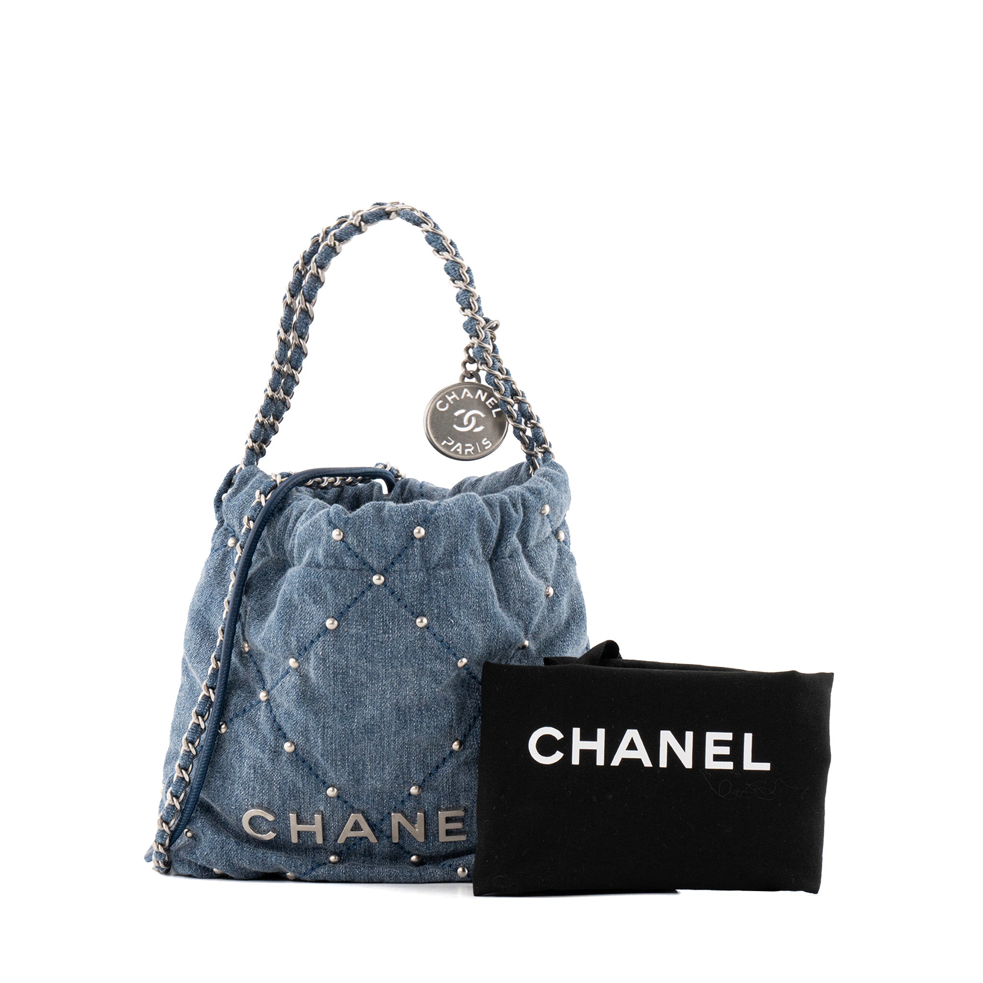 CHANEL - Sac à bandoulière Mini 22 Chanel en denim bleu et studs