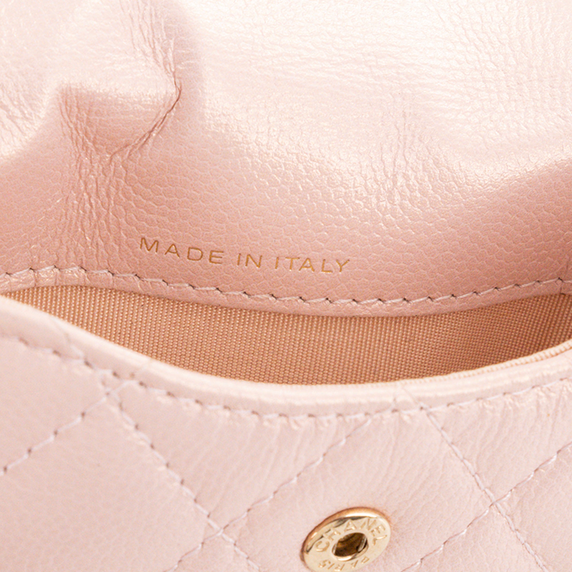 CHANEL - Sac à bandoulière Mini porte-monnaie Pearl on Top Chanel en cuir caviar rose irisé