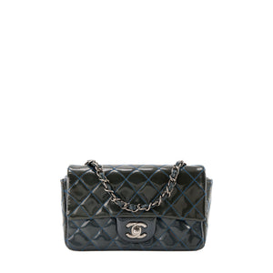 CHANEL - Sac à bandoulière Classique/Timeless Mini Rectangle Chanel en cuir verni kaki
