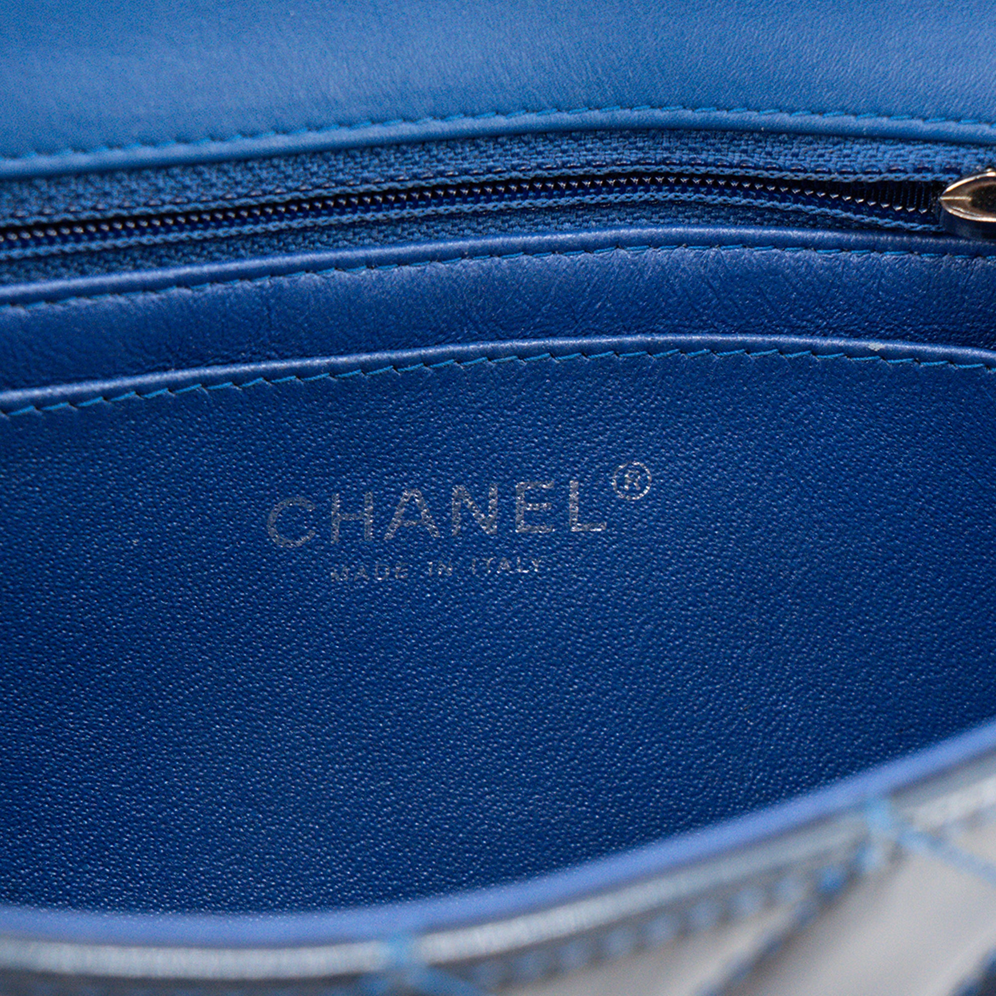 CHANEL - Sac à bandoulière Classique/Timeless Mini Rectangle Chanel en cuir verni kaki