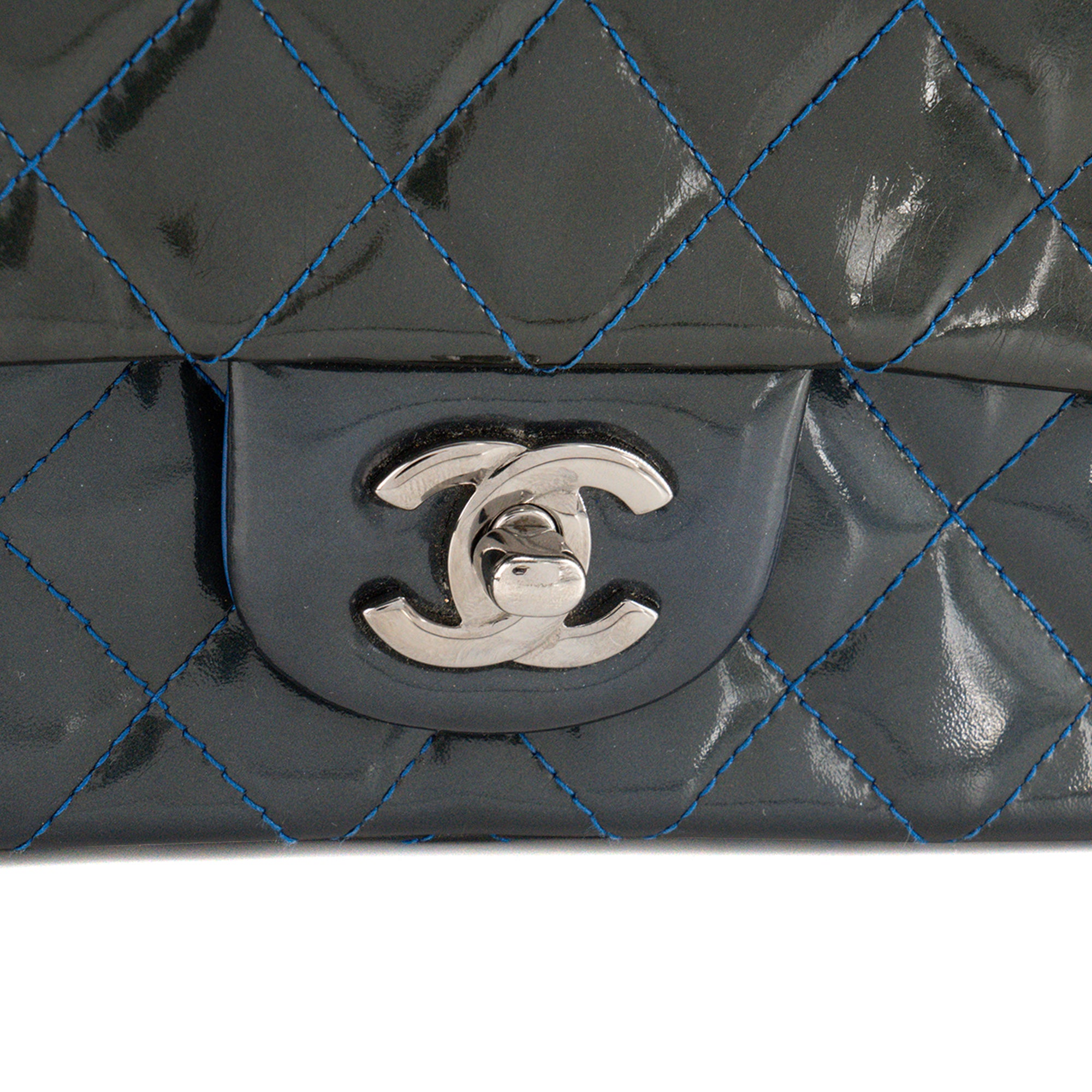 CHANEL - Sac à bandoulière Classique/Timeless Mini Rectangle Chanel en cuir verni kaki