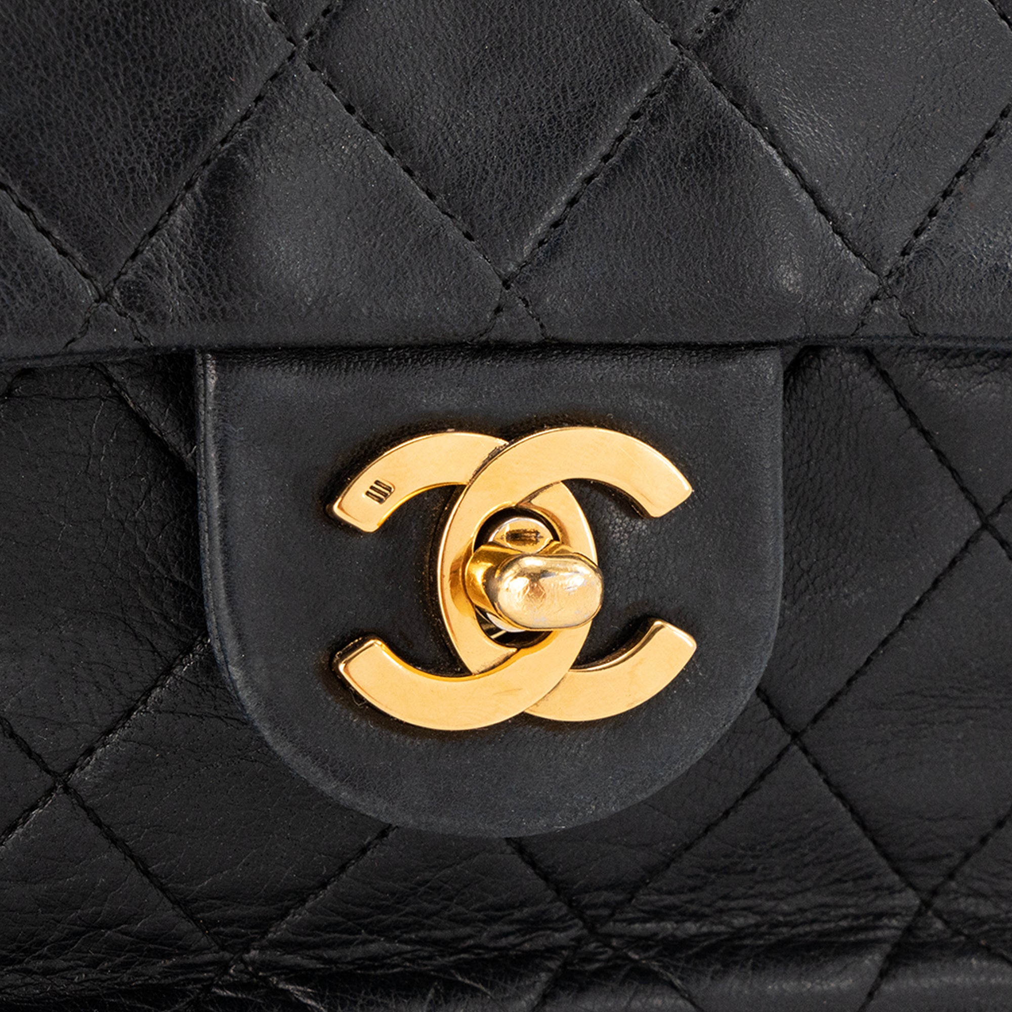 CHANEL - Sac à bandoulière Classique/Timeless Mini Square Chanel en cuir lisse noir vintage
