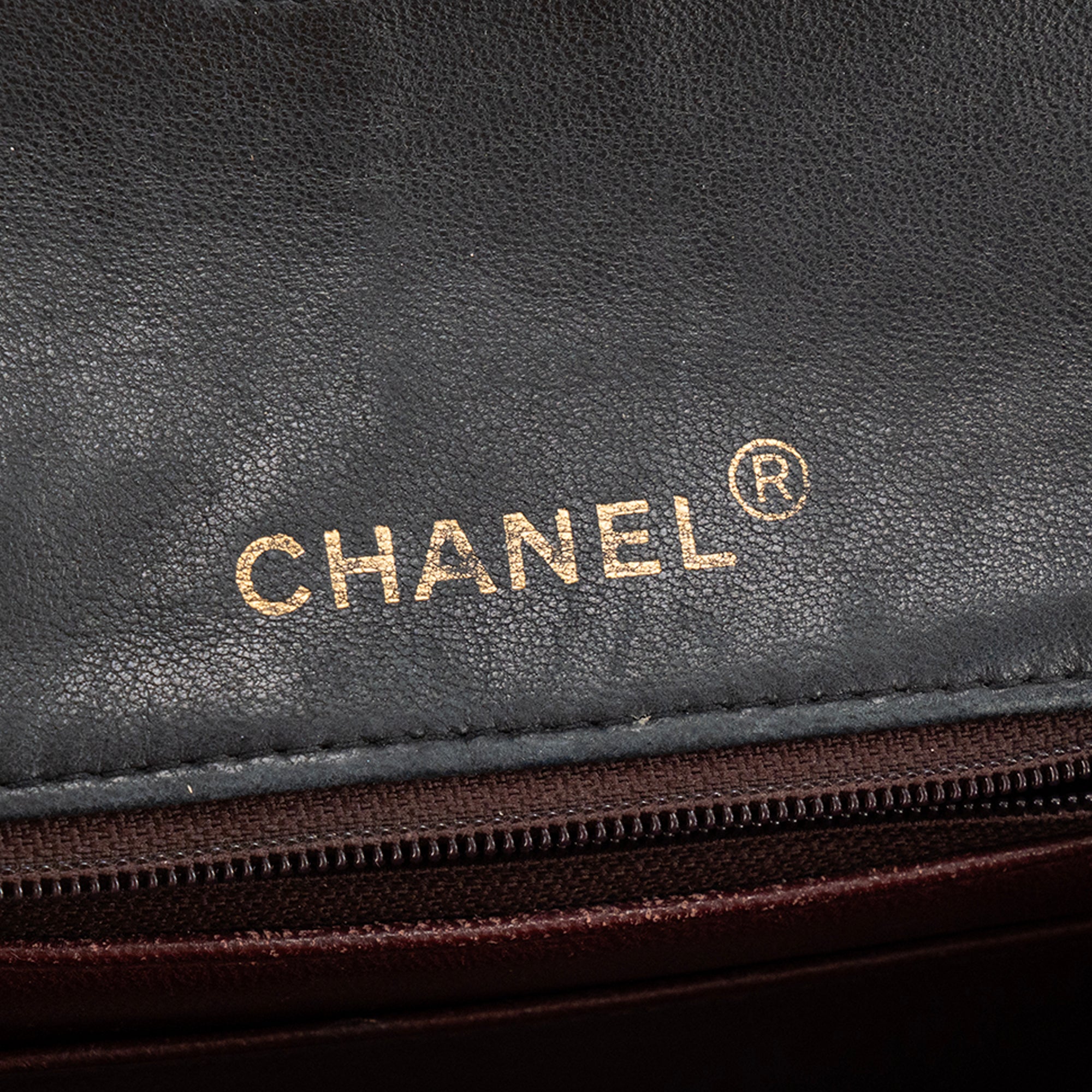 CHANEL - Sac à bandoulière Classique/Timeless Mini Square Chanel en cuir lisse noir vintage