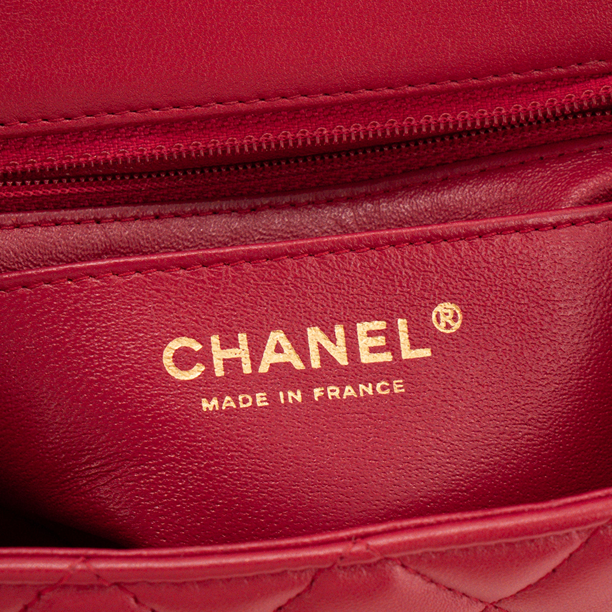 CHANEL - Sac à bandoulière Classique/Timeless Mini Square Chanel en cuir lisse rouge framboise