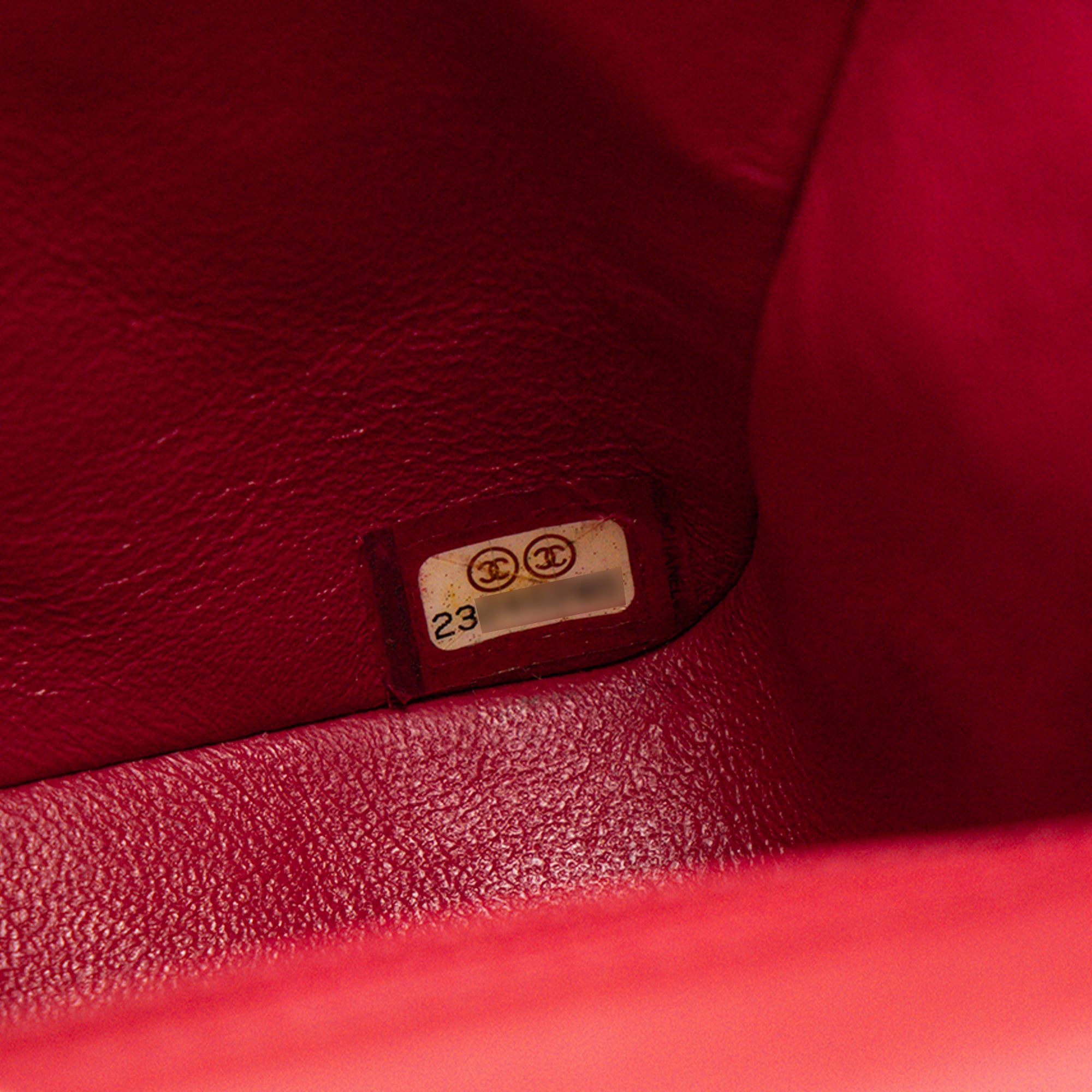 CHANEL - Sac à bandoulière Classique/Timeless Mini Square Chanel en cuir lisse rouge framboise