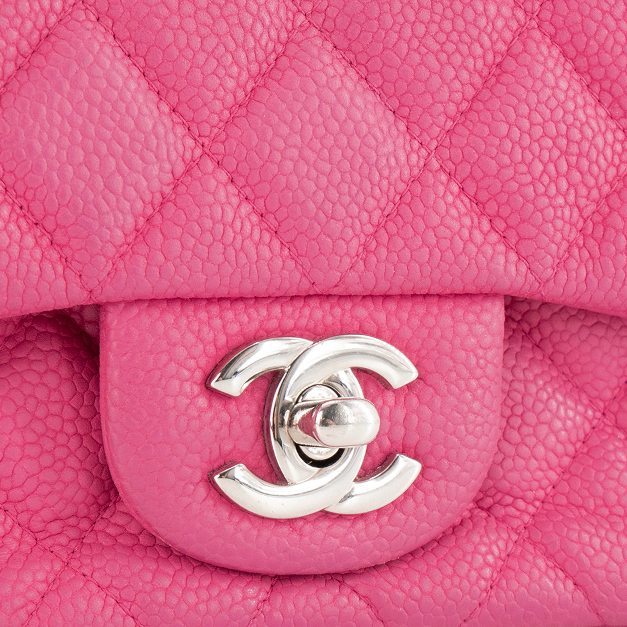 CHANEL - Sac à bandoulière Mini Square Timeless/Classique Chanel en cuir caviar rose