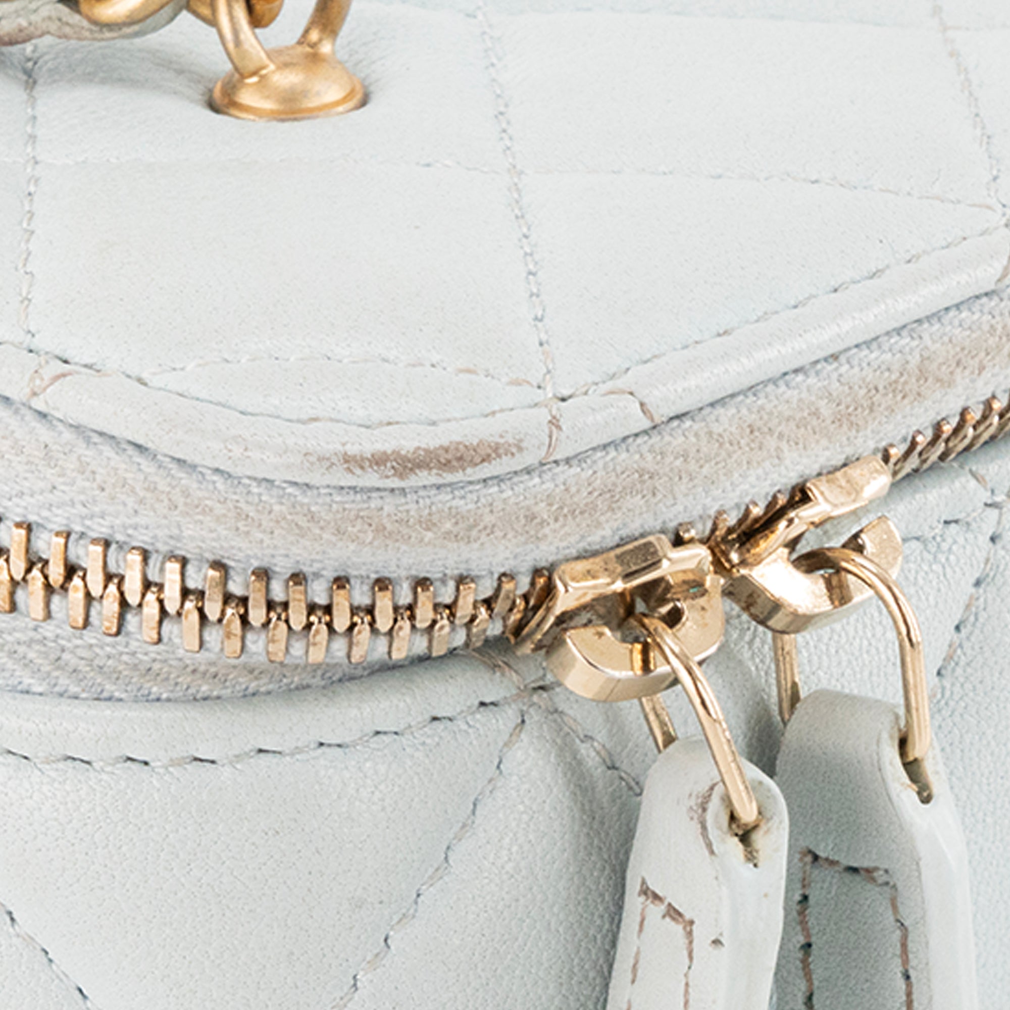 CHANEL - Sac à bandoulière Vanity Chanel en cuir lisse bleu