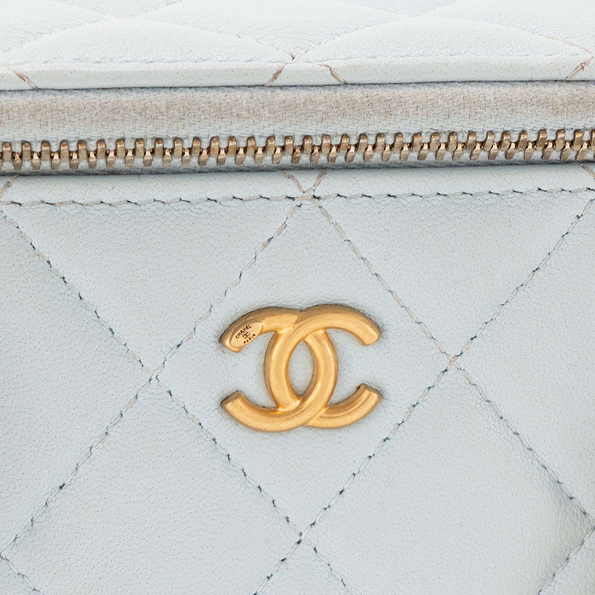 CHANEL - Sac à bandoulière Vanity Chanel en cuir lisse bleu