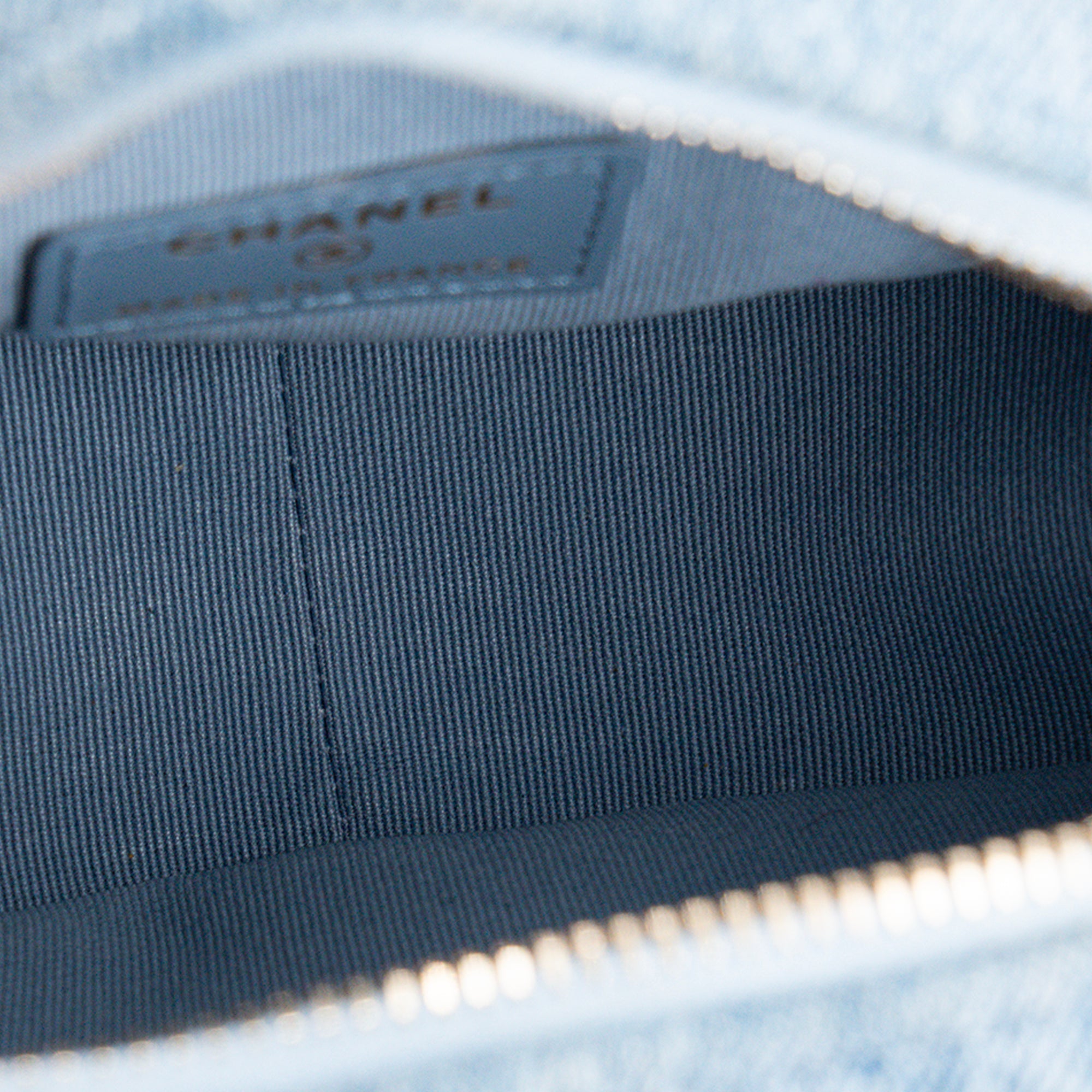 CHANEL - Sac à bandoulière Ovale CC Chanel en denim bleu et métal doré