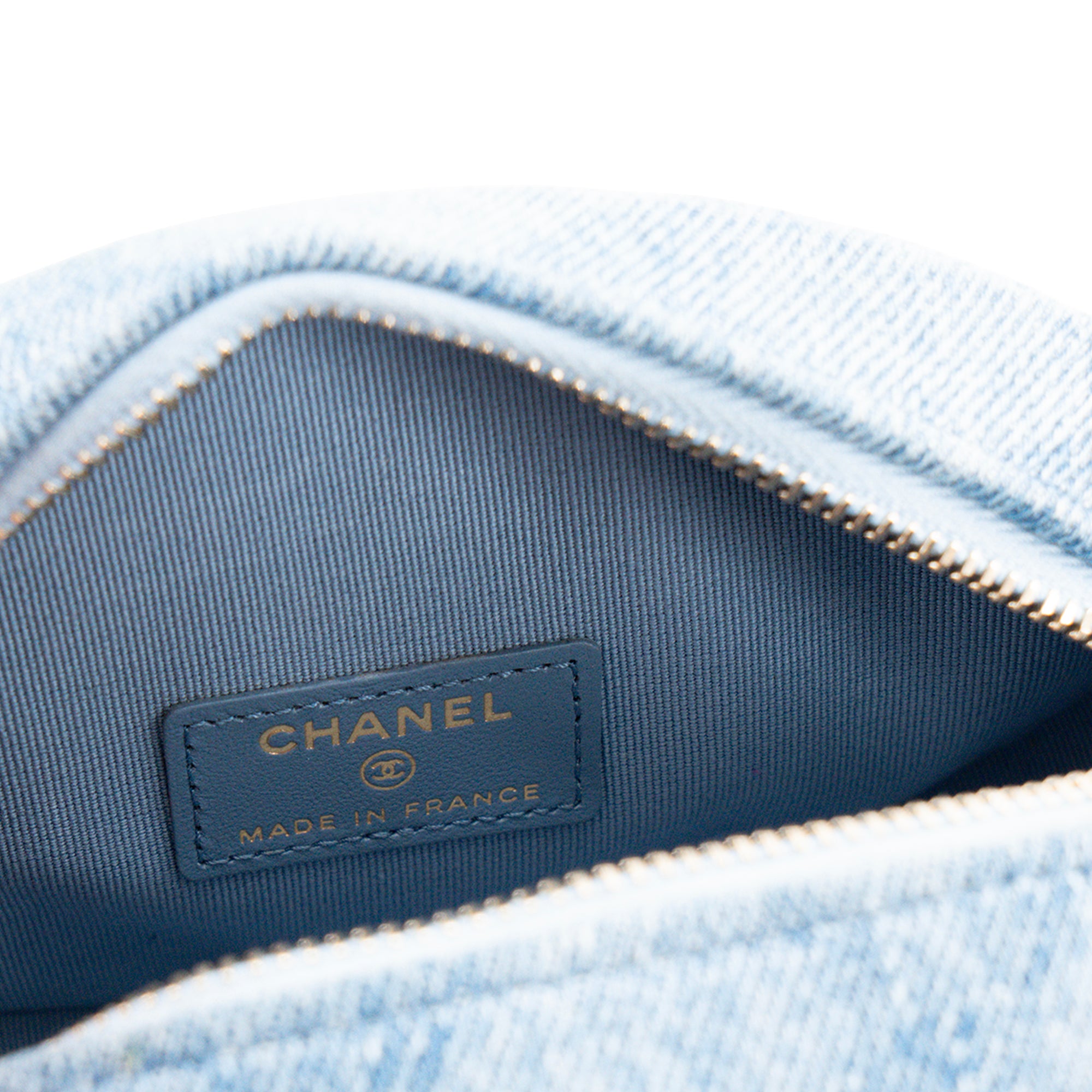 CHANEL - Sac à bandoulière Ovale CC Chanel en denim bleu et métal doré