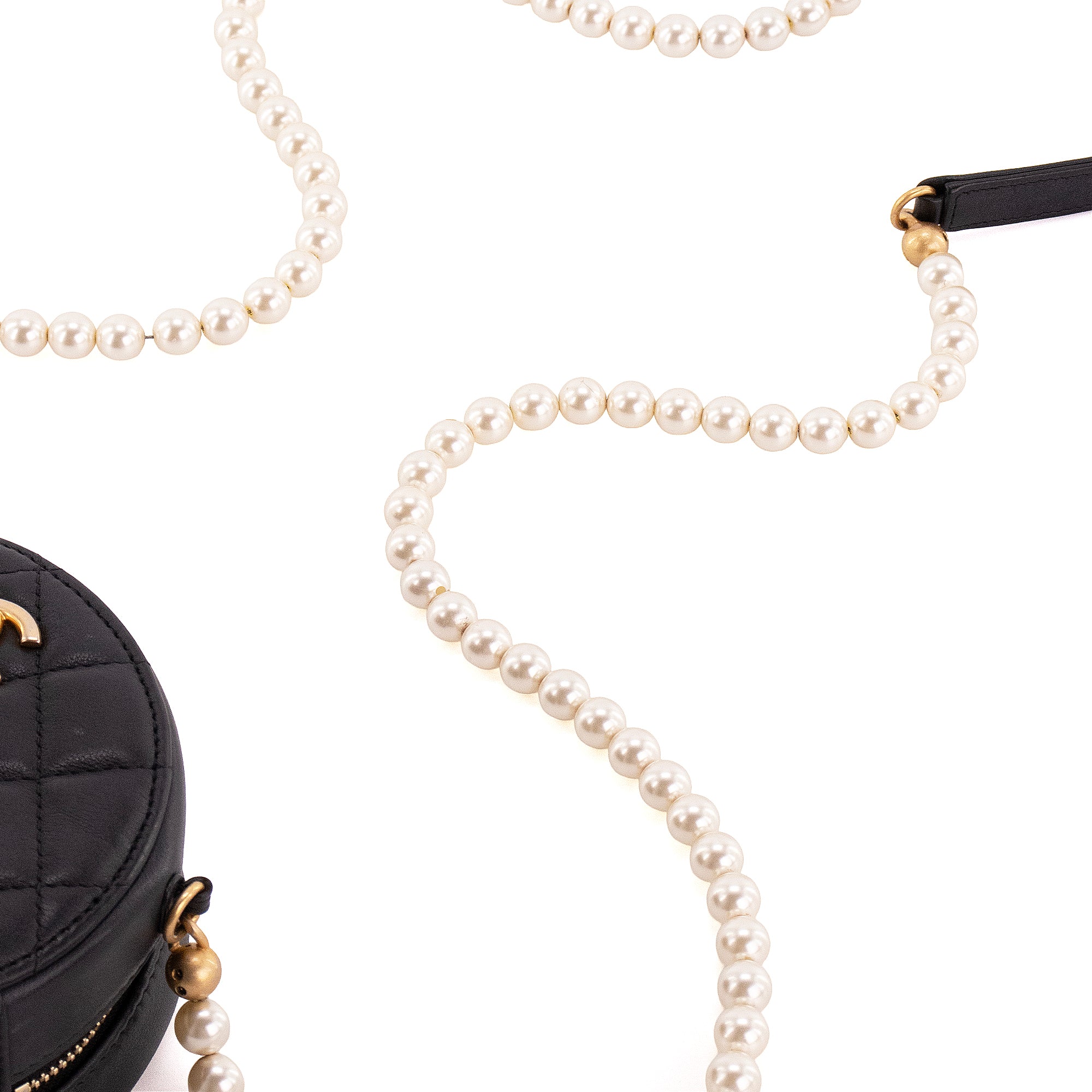 CHANEL - Sac à bandoulière Pearls Round Chanel en cuir noir