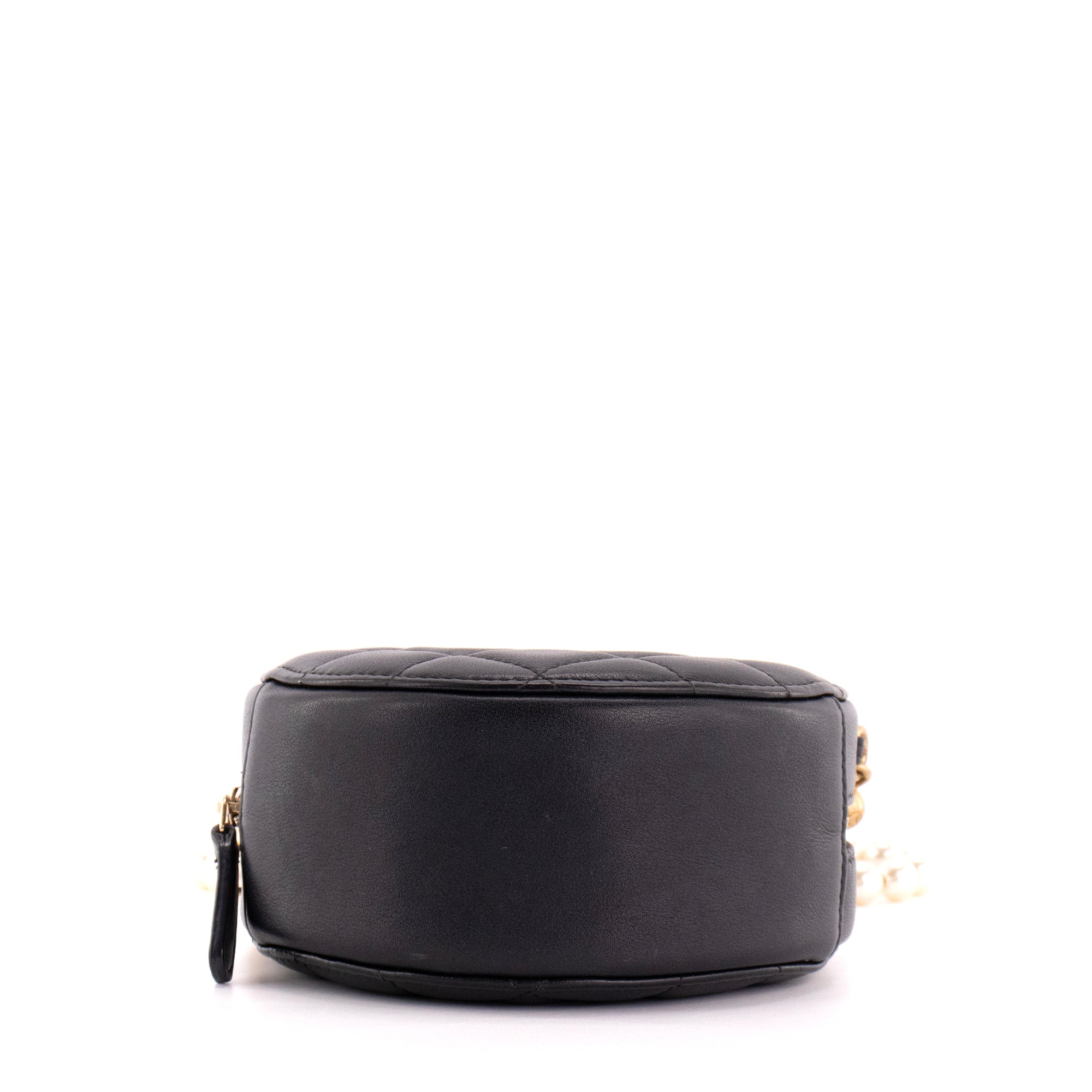 CHANEL - Sac à bandoulière Pearls Round Chanel en cuir noir
