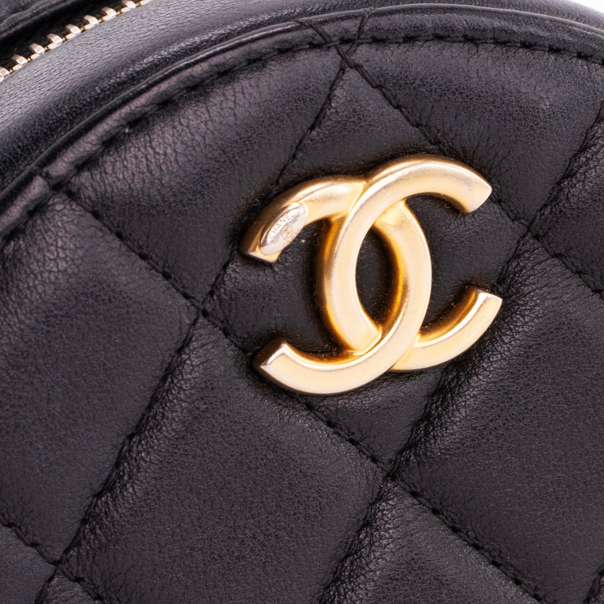CHANEL - Sac à bandoulière Pearls Round Chanel en cuir noir