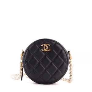 CHANEL - Sac à bandoulière Pearls Round Chanel en cuir noir