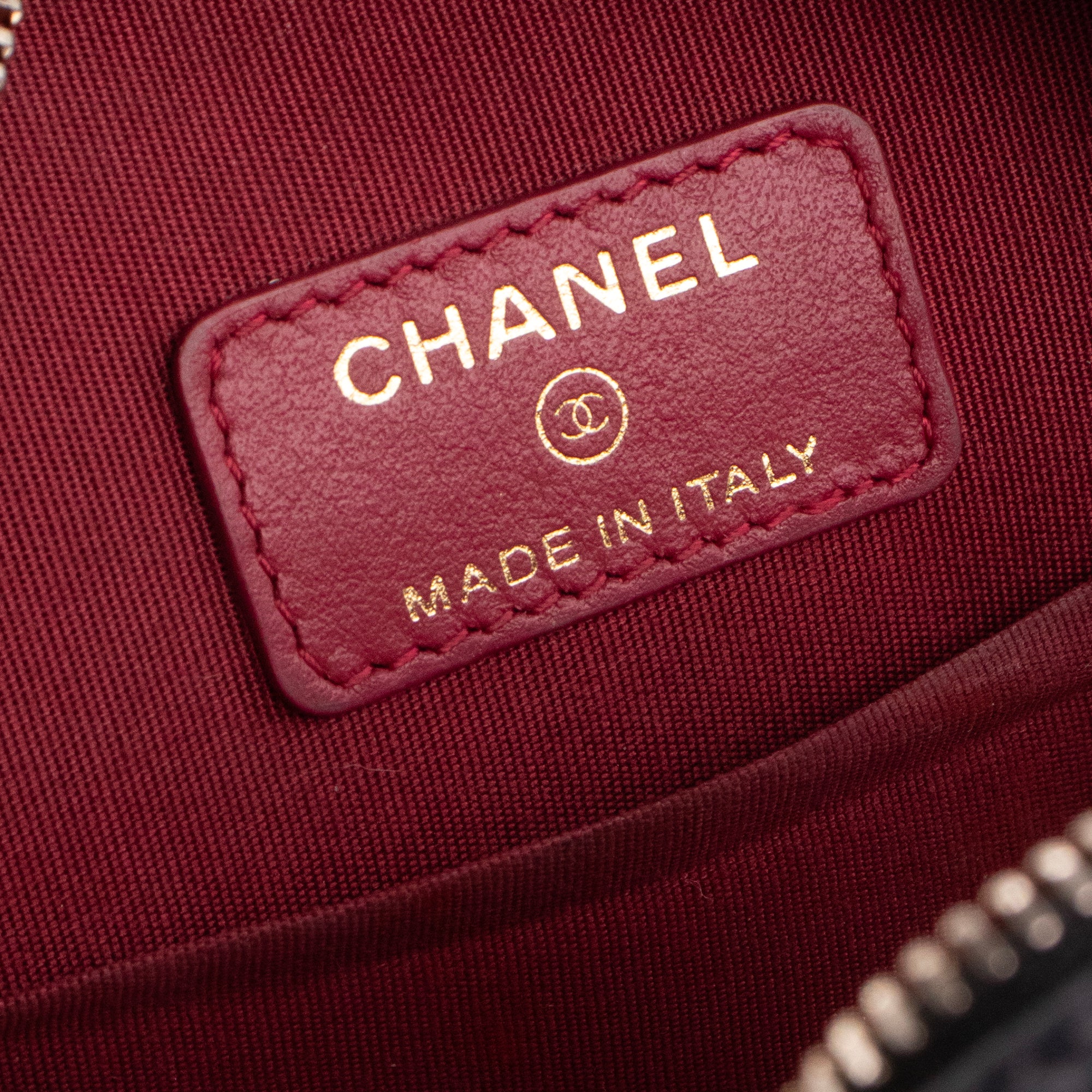 CHANEL - Sac à bandoulière Pearls Round Chanel en cuir noir