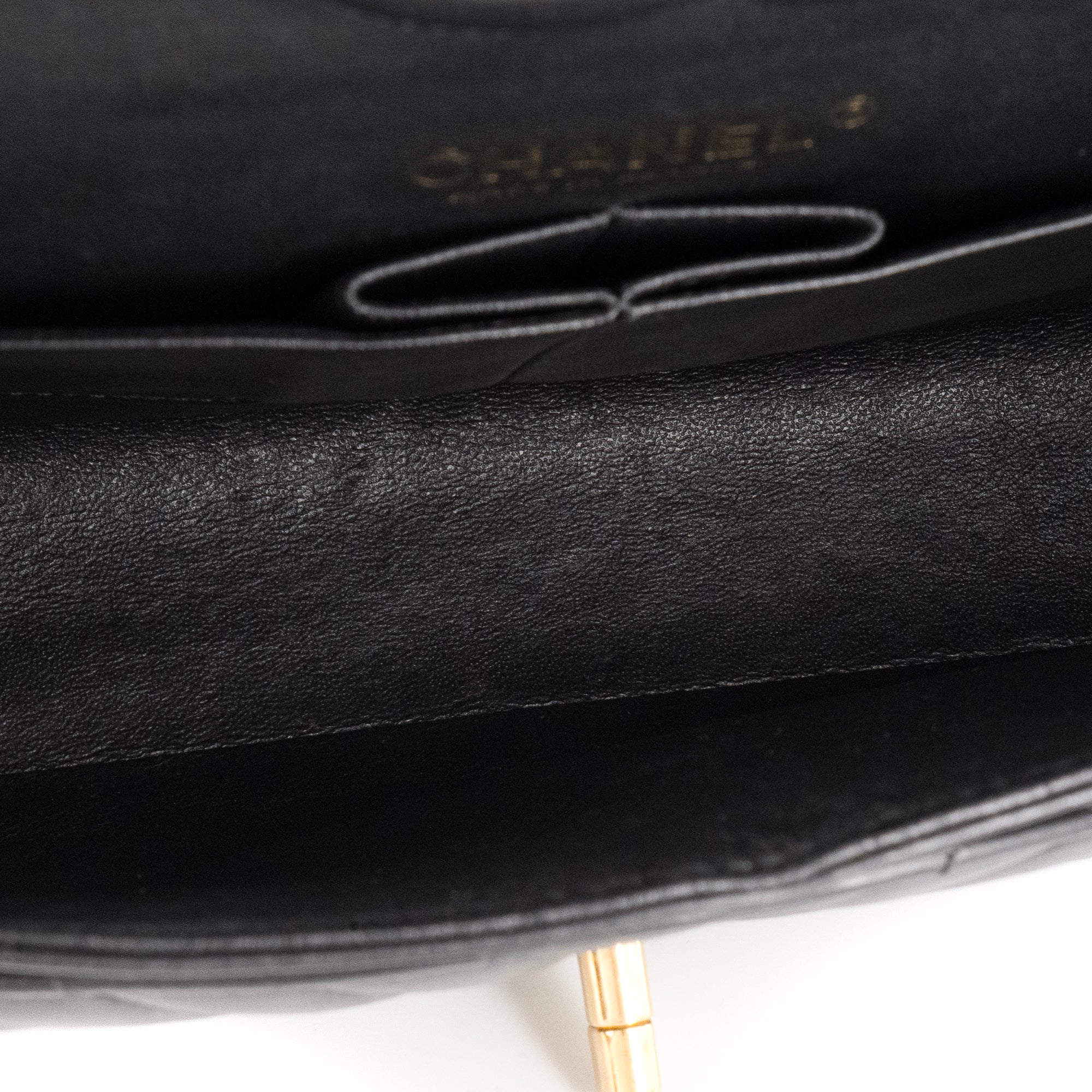 CHANEL - Sac à main Classique/Timeless 11.12 en cuir chevron noir