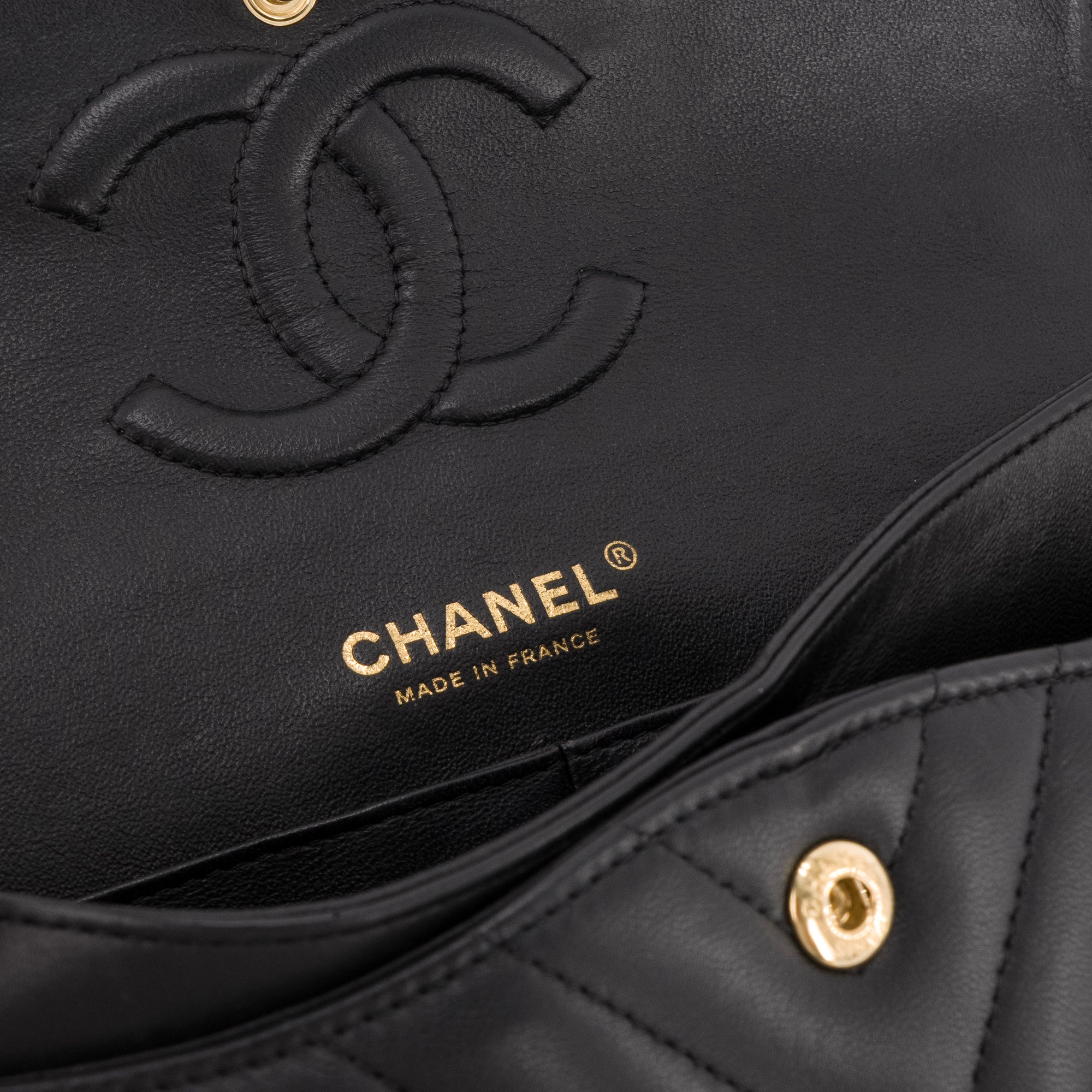 CHANEL - Sac à main Classique/Timeless 11.12 en cuir chevron noir