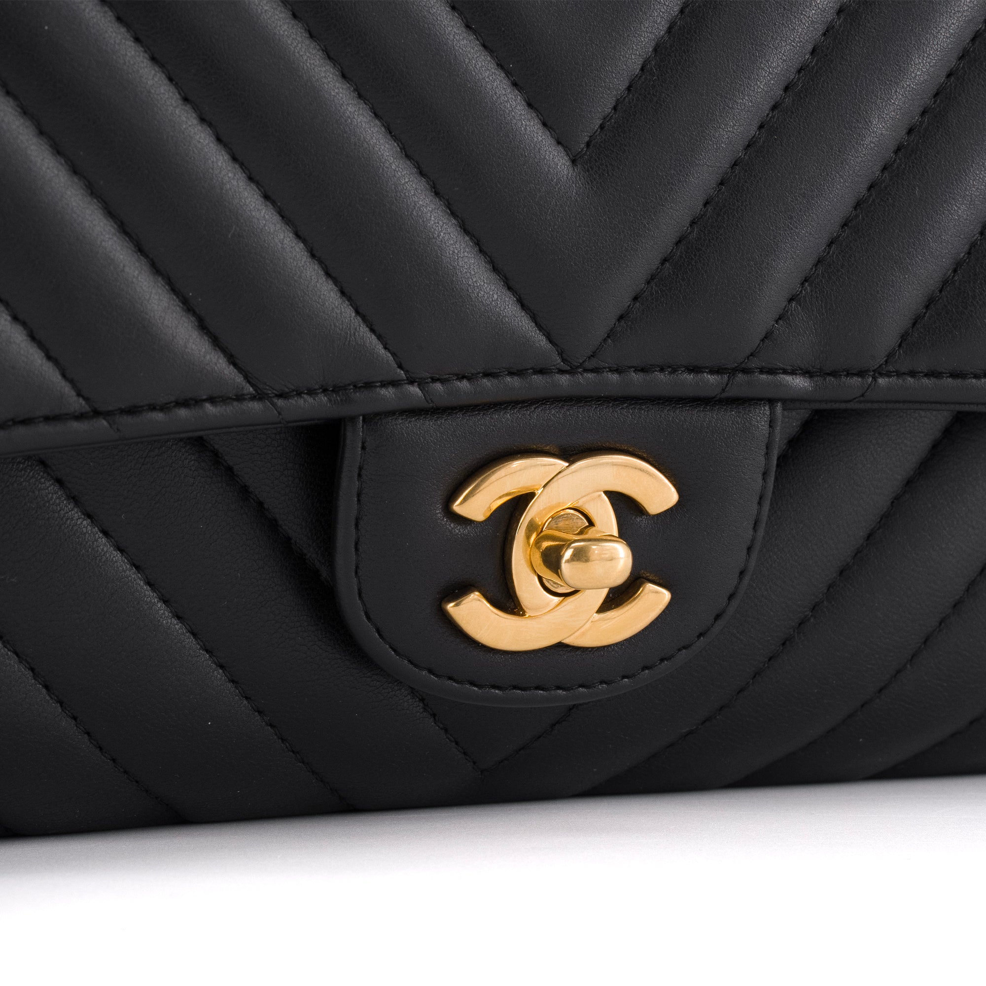 CHANEL - Sac à main Classique/Timeless 11.12 en cuir chevron noir