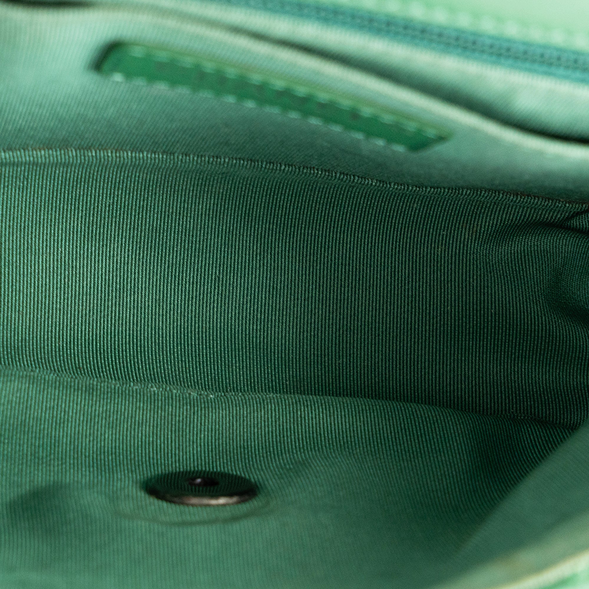 CHANEL - Sac à bandoulière Timeless Mini Square Chanel en cuir vert