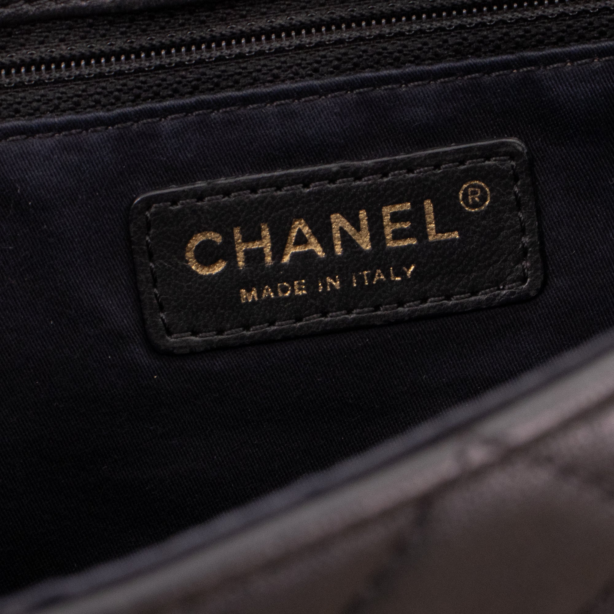 CHANEL - Sac à bandoulière Charms Valentine Chanel en cuir d'agneau noir édition limitée